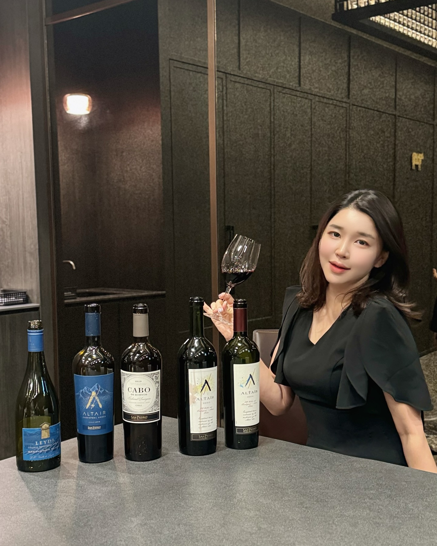 BMS 9등급 1++ 한우와 함께 즐기는 알타이르 와인 페어링!
이 모든게 다 현대백화점 갈라디너에서 :-)!

육회에 우니와 캐비어를 올린 우비&
육회에 단새우, 캐비어를 올린 단비
그리고 그 풍미를 더하는 레이다 싱글 빈야드 가루마 소비뇽블랑(Leyda Single Vineyard Garuma Sauvignon Blanc)🥂

상큼한 라임향에 가벼운 미네랄리티.
시원한 온도에서 산도로 입맛을 올려주니까 시작부터 신이날 수 밖에 없잖아?

소고기 안심 부위에서 앞과 끝을 제거한 중간부위로
소 한마리에서도 조금만 나온다는 샤또브리앙.

가장 연하고 부드러운 부위로도 유명한데 알타이르 2003(Altair 2003)와 함께 페어링해봤는데 초콜릿의 풍미와 검붉은 과실향이 어우러져 고기의 육즙과 너무 잘어울렸다. 

이제부터 등심, 갈비살, 채끝까지 한우를 즐기는 한우타임!
여기서부터 본격적으로 페어링에 집 중!

진짜 너무너무 맛있었던 알타이르 2014(Altair 2014).
비행기를 타고 바로 날아온 레드와인.

가장 좋았다는 2014년 빈티지는
라즈베리와 블랙커런트의 과실향 밸런스가 진짜 기가 막힌다.
섬세한 터치감은 물론이고 깊은 향까지.

모두가 베스트로 꼽은 와인이었다.

그리고 고기 코스의 마무리 레드는 알타이르 2019(Altair 2019)로!
블랙베리와 블랙커런트향이 나면서 오크터치감까지 느껴지니까 산미 밸런스도 아주 좋았다.
살짝 거친 느낌과 탄닌감과 있었지만 기름기가 많은 등심과도 밸런스가 너무 좋더라.

산 페드로 까보 데 오르노스 2019( San Pedro Cabo de Hornos 2019 )를 마지막으로 열었는데
초콜릿 향과 어울지는 스모키한 가죽향.
복합적인 풍미 너무 좋아서 탄수화물 조합도 완전 나이스했지!!!

여의도 맛집 베스트 최애 메뉴는 등심 불고기 한우 짜파게티 되겠습니다 ㅋㅋㅋㅋㅋ

정말 즐거웠던 이번 여의도맛집 페어링!
다음에는 어떤 갈라디너가 진행될지!
현대백화점의 행보에 귀추가 주목된다.

#우텐더 #우텐더여의도점 #칠레와인 #칠레레드와인 #알타이르 #여의도한우오마카세 #여의도와인모임 #여의도기념일맛집 #여의도회식장소 #여의도모임장소 #더현대맛집 #레드와인추천 #여의도데이트 #여의도맛집 #현대백화점갈라디너 #갈라디너 #디너코스