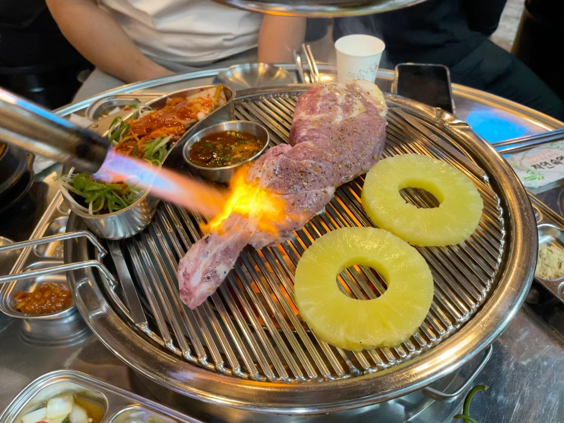 🐷돼지고기 뿌시기👊

맛있어서 캠핑갈때
포장해서 갔다가
이번엔 직접가서 맛보기😁

소고기스테이크처럼
미디엄레어로 구워야 
맛있는 숄더렉🍗

돼지꼬리껍데기는 #뒷고집 에서
처음 먹어봤는데 와🤩
식감이 쫄깃쫄깃 꼬들꼬들
담백하니 너무 맛있다😍👍

원래 숄더렉만 구워주시는데
돼지꼬리껍데기는 처음 먹어봤다고하니까
직접 다 구워주신
착한여사장님 dwitgojip 최고👍😍

#돼지고기숄더렉 32.0
#돼지껍데기 9.0
#돼지꼬리껍데기 12.0
#계란버터밥 (간장밥) 5.0
#진로이즈백 5.0
#한라산 6.0
#켈리 6.0

나와서 구슬아이스크림 먹고
2차는 #엠블던호텔 
닭강정 떡볶이 포장해서 쏘맥 캬🍻

#먹는게남는거 😆

#먹고먹고또먹고
#매일먹고싶다 🙊

#안산뒷고기
#원곡동고기맛집 
#원곡동술집추천
#원곡동술집
#원곡동맛집👍🏻 
#안산맛집
#원곡동맛집추천
#원곡동맛집 

#안주스타그램 #먹스타그램
#술스타그램 #맛스타그램

흠… 밀린거 언제 다 올리지
그래야 안까먹는데😱 
⠀
⠀⠀
#먹방 #저녁뭐먹지 #맞팔 #선팔 #먹팔 #저녁메뉴