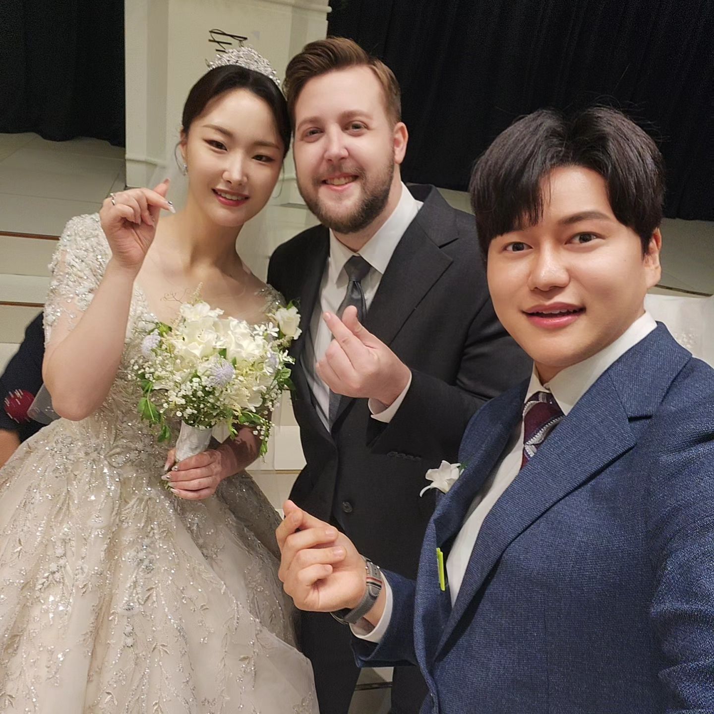 #영어사회자 #영어MC

오늘의 결혼식 후기는 경기도 구리에
위치한 #지음웨딩홀 에서 진행 된

🇺🇲미국 신랑님 & 🇰🇷한국 신부님의
소중한 #국제결혼식 이랍니다🤵🏼‍♂️👰🏻‍♀️

무려 1년 전에 미리 예약 주신 현명하신
신부님..😍 덕분에 결혼식 피크시즌에
무리없이 일정 확정 지을수 있었구요~

이곳은 돔 형식의 높은 천고의 웅장함과
샹들리에 조명의 우아함이 더 해진 곳으로, 

특별히 하객들에게 조명봉💡을 나눠주어
모두 함께 결혼식에 참여 하며 즐길 수 있는 
재미있는 컨텐츠가 있는 웨딩홀 이었어요🎶

그 축복의 순간을 실황영상 으로 
한번 담아 보았답니다📽😉

_______________________________________

✔인스타그램 으로 전문사회 / 영어사회 예약 시 
#색소폰 축주 1곡 서비스 (무료) 진행 해 드립니다🎵 
※단, 서울/수도권 지역에 한함
 (지방의 경우 소정의 추가비용 발생
✔영어사회자/한영사회자
✔국제결혼식/주례없는예식
 (결혼식 식순 컨설팅 전문)
✔결혼식사회 경력 10년
✔기업행사/국제행사/연말행사 등

DM 또는 카카오톡 (프로필참조) 문의 주세요 :)

#전문사회자 #한영사회자 #웨딩홀추천 
#웨딩홀리뷰 #국제커플 #결혼식사회자
#영어사회자이재원