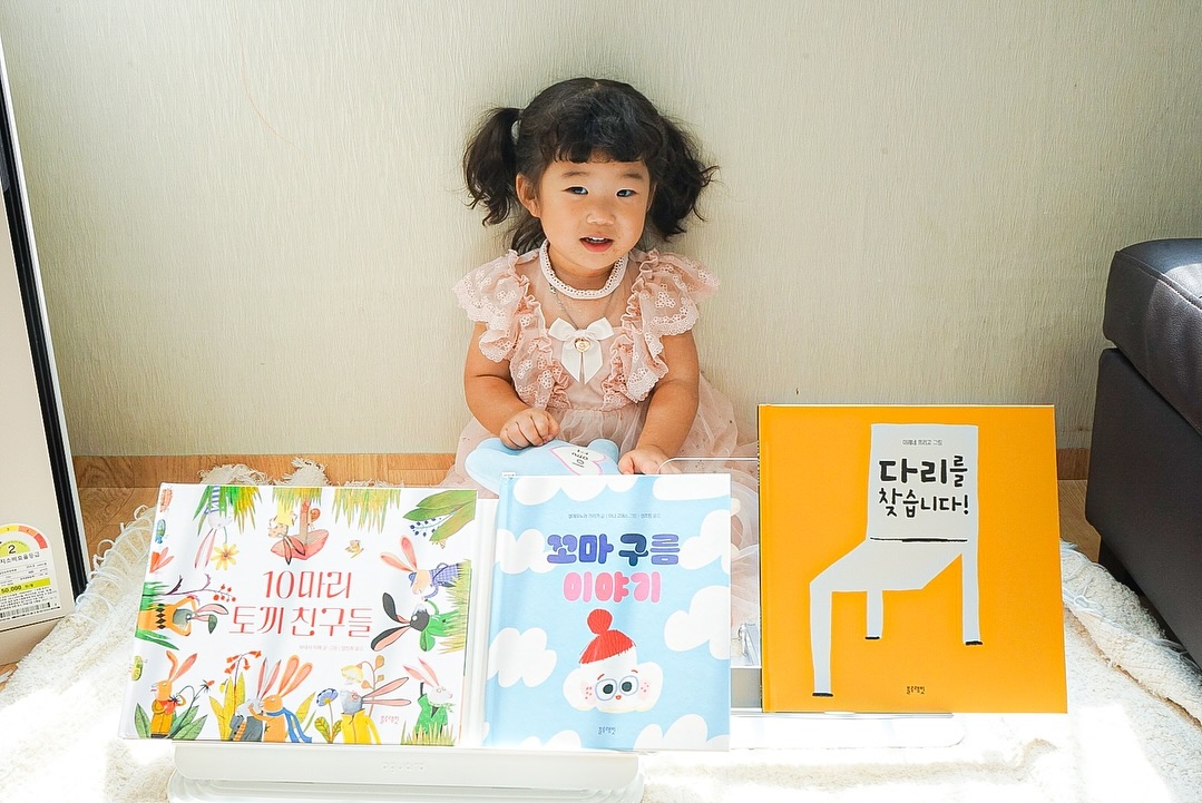 #협찬

안녕하세요. 아무래도 연년생이다보니 책을 다양하게 바꿔가며 읽어주었는데
요즘은 블루래빗 토끼책방 전집으로 사남매와 함께 편안하게 책을 읽어주고
있어요.

5세 첫째는 물론, 4세, 3세, 2세까지 재미있게 읽을 수 있는 창작 그림책 전집
블루래빗 토끼책방 2호점 컬렉션 중 3권을 소개하려고 합니다.

이 전집은 아이들의 상상력을 쑥쑥 키워주고 예쁜 그림들이 가득해서 책 읽는 시간이
정말 즐거워져요.
거기다 글 없는 그림책인 “다리를 찾습니다!”는 아이들이 상상의 나래를 펼치며
자신만의 이야기를 만들어갈 수 있어서 너무 좋아하더라구요.

다양한 구름이 나오는 “꼬마 구름 이야기”는 개성을 존중하고 자기 자신을 사랑하는
법을 알려줘서 아이들이 배울 점도 많았어요.

마지막으로 반전이 있는 “10마리 토끼 친구들”은 친구와의 우정을 배우고
숫자 세기까지 할 수 있어서 학습적 요소까지 들어있어 책도 읽고 수세기도
자연스럽게 배울 수 있었어요.

책을 읽으며 아이들과 함께 상상의 세계로 떠날 수 있는
블루래빗 토끼책방 2호점 컬렉션 읽어보세요!

🏷ᴛʜᴀɴᴋs ᴛᴏ - bluerabbit_official_korea 

#블루래빗 #토끼책방 #토끼책방2호점 #5세유아책 #4세유아책 #3세유아책
#창작동화 #창작동화전집 #읽어주기좋은책 #유아책추천 #유아전집 #5세유아전집
#5세창작동화 #3세창작동화 #4세창작동화 #창작동화추천