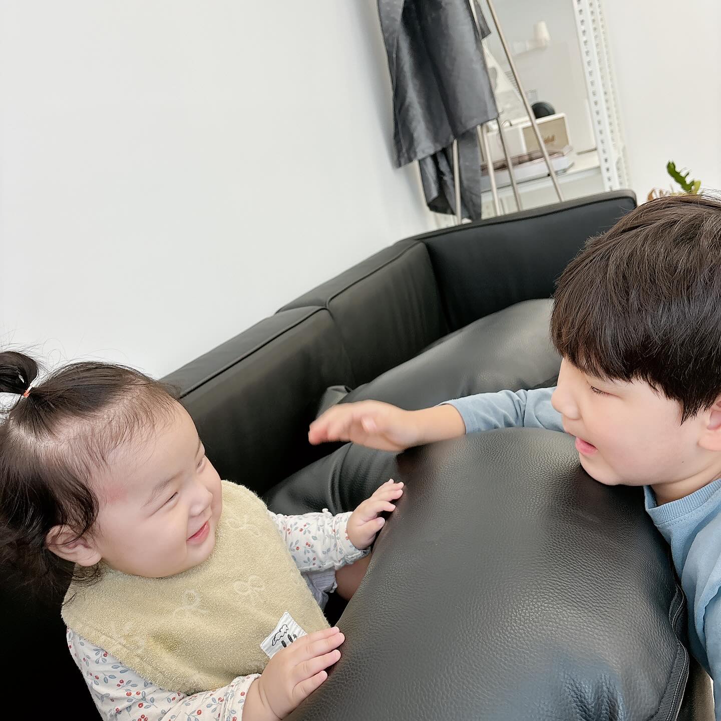 #오빠바라기

오빠가 오면
목소리도 커지고 옹알이도 많아지고
웃음도 많아지는 아기💛

#정작오빠는귀찮대
#남매맘 #육아맘 #워킹맘