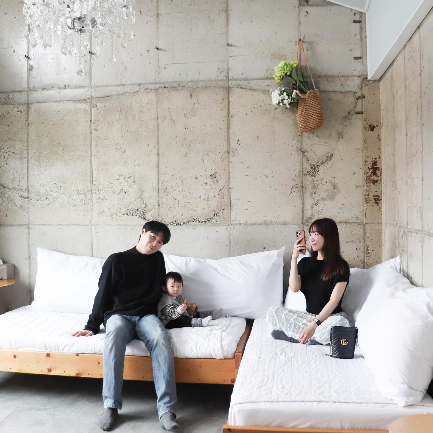 가족사진 많이 남기자아 🎶

🏡 제주 한림 펜션 meolwat_stay 
제주 제주시 한림읍 중산간서로 5102

დ 이용객실 왓3호
დ 기준인원 2인 (최대 4인) 
დ 한라산뷰 복층 디럭스
დ 4월 이벤트 평일기준 99,900 주말기준 109,900원
დ 쇼파형침대, 퀸침대, 4인테이블, 제주감성뷰 

더 자세한 정보는 블로그 참고해주세요 🎞

#한림숙소추천 #제주한림숙소 
#제주가성비숙소 #멀왓스테이
#한림펜션 #한림가성비숙소 #겸뚜in제주