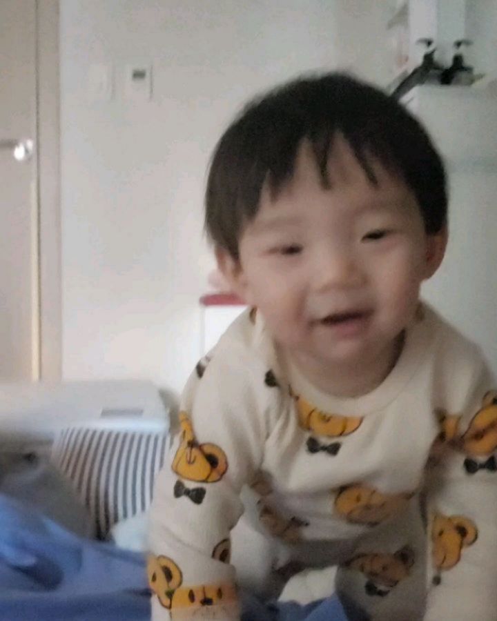 3초도 안되는 짧은 몇초지만
소중한 기록♡♡♡♡ 홀로서기

#7개월아기 #육아 #육아그램# #육아스타그램 #육아맘소통 #육아맘 #육아일상 
#육아소통 #아기모델 #베베모델 #이쁜아기 #아들바보 #아들맘 #흔들흔들 #홀로서기 #앞구르기 #1123오늘우리는 #성장기록