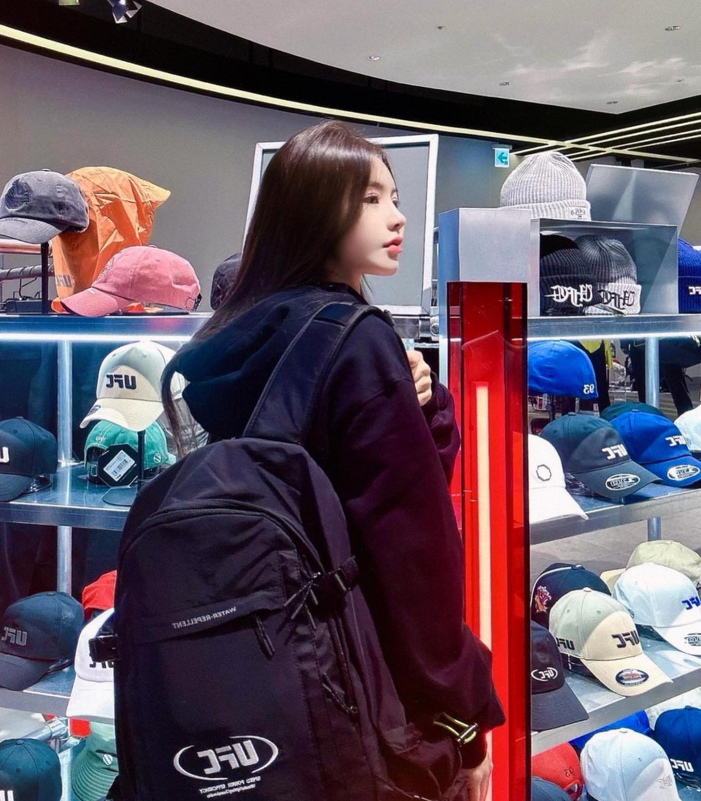 ⠀
UFC 스포츠 남녀 공용후드티 프린팅 색감 최고 ♥️
저번 수원스타필드에서 품절된거 수원롯데몰에서 득템!!
(ufc 의 상징! 내가 죠아하는 맥그리거 선수~!!🥊) 

자체 개발한 410~430G의 견고하면서도 탄탄한 헤비한 중량의 원단 디지털 프린팅 원단으로 빈티지하면서도
입체감이 느껴지는 그래픽이 ganzi 그자체 😎❤️‍🔥
박시하게 입는게 더이쁨 !!!

이번 수원 롯데백화점 오픈 기념으로
모든 구매 고객에게 리유저블백 증정 🛍️
7만원 이상 구매 고객에게 UFC양말 1pcs 증정 🧦
15만원 이상 구매 고객에게 UFC트레블백 1pcs 증정 🧳
프리마로포트 제품 구매시 장갑 or 넥워머 증정 🧤
기간 한정이니 서둘러 놓치지 마세요!

ufc_korea 
#ufc #ufc스포츠 #ufcsport #ufc롯데수원 #수원롯데백화점 
#오오티디 #데일리룩코디 #후드티추천 #cornermcgregor #hoody #ufcfightnight #ufcgirl #kstyle #hipster #얼스타그램 #쇼핑 #수원가볼만한곳 #likesforlike #koreangirl