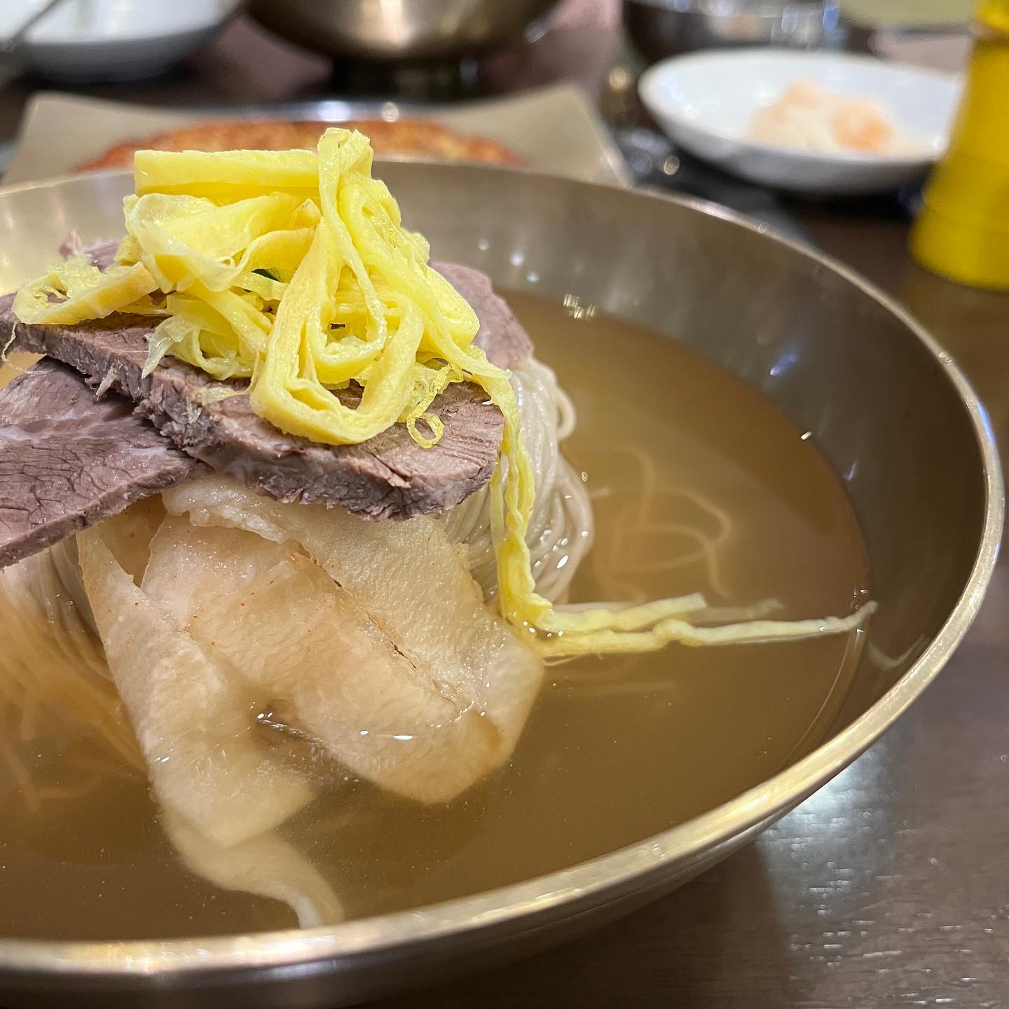 육향과 간 모두 약하지 않고
꼬득한 메밀면이 특징이었던곳

별 기대없이 가면 만족스러운 곳

가격이 좀 나가지만 녹두전 맛자체는 훌륭

의왕 왕송호수 속이 편하게 즐기고 싶은 한끼식사가 필요하다면

한번 방문해보시길

#왕송호수 #의왕레일바이크 #평양냉면