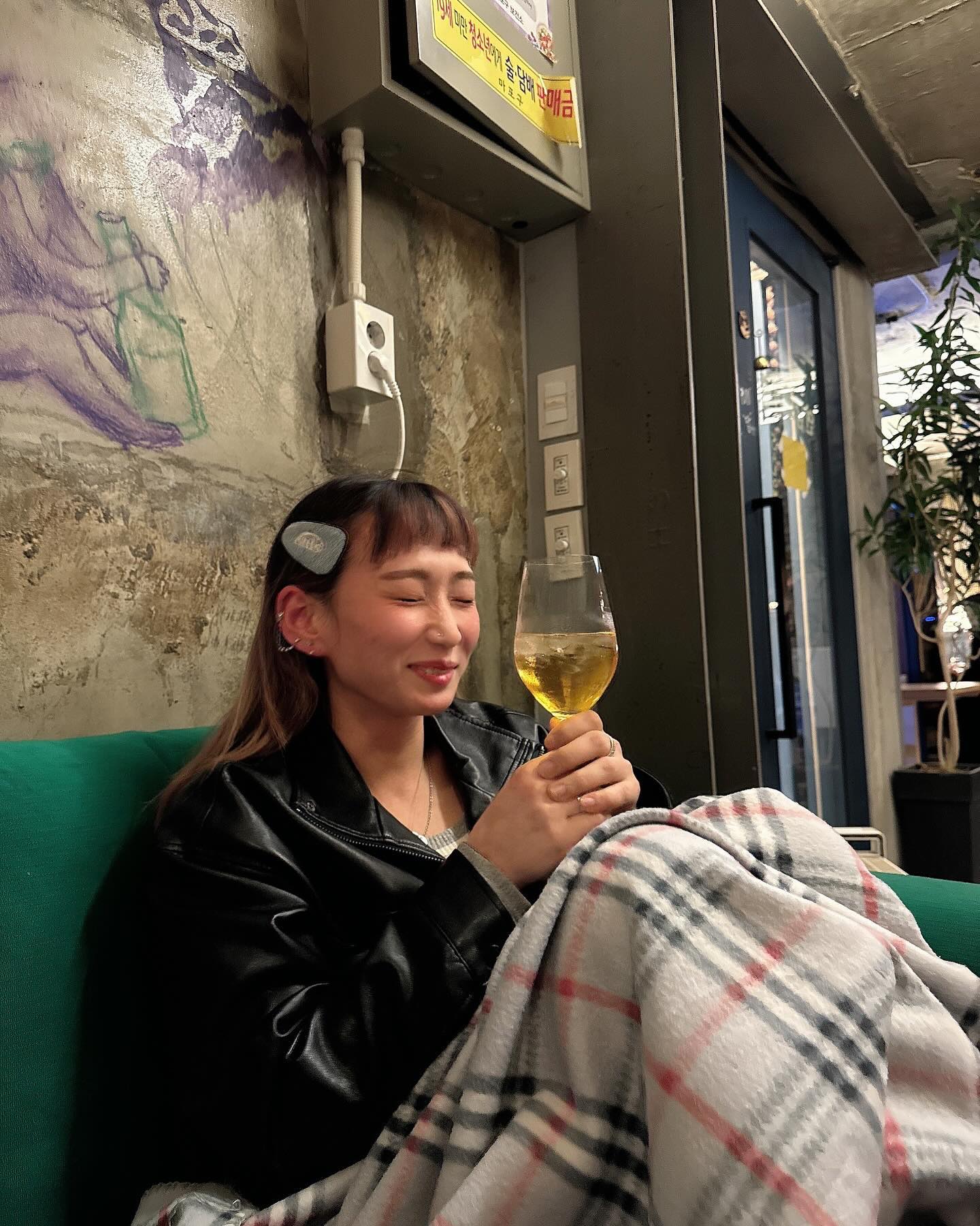 와인 먹고 집으로 돔망😵‍💫
홍대는 역시 사람이 넘모마나
ㅋㅋㅋㅋ도훈이랑 사진찍다 현타 왔댜😇

#홍대#연남#연남와인#연남동#tws#도훈