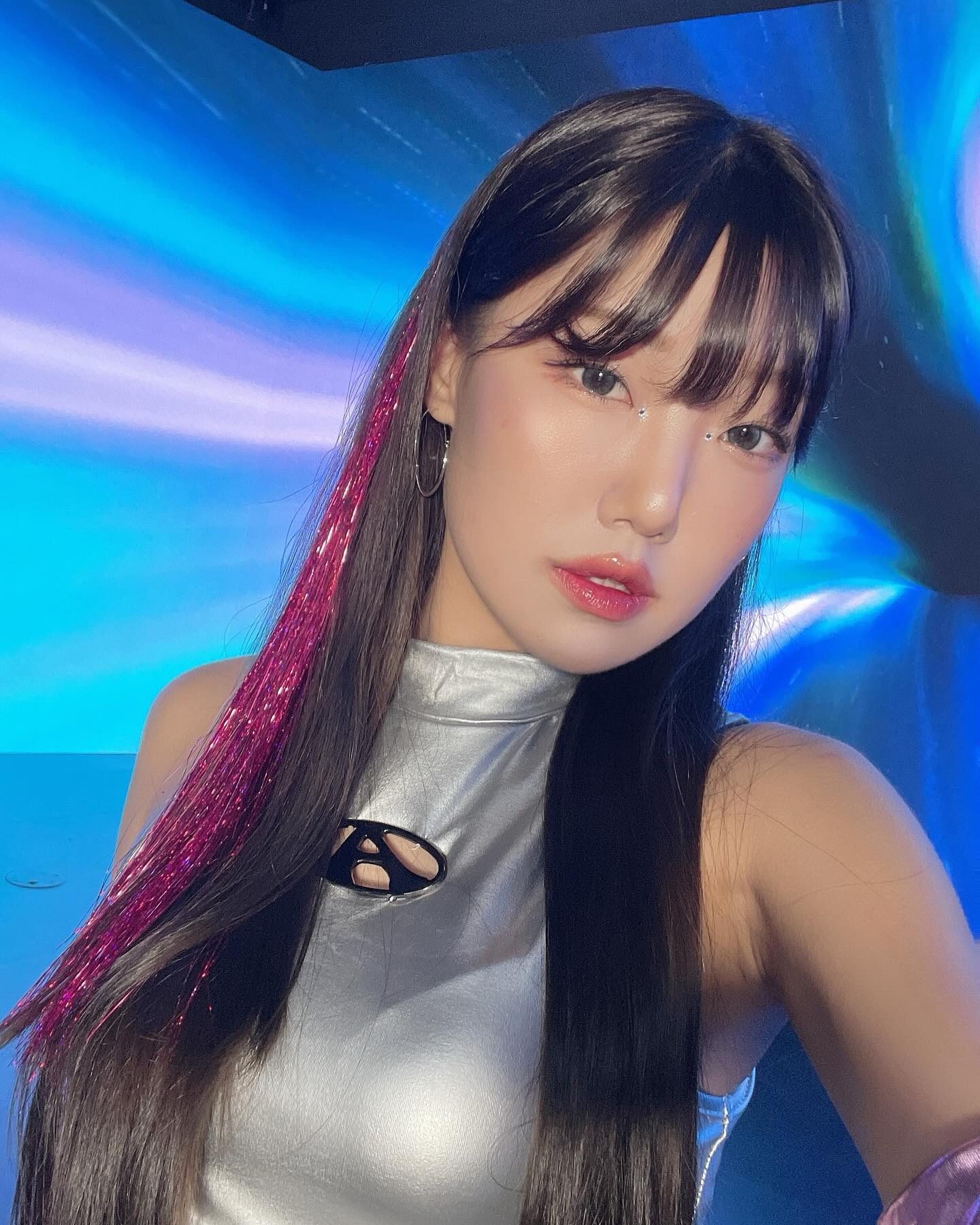 Su su su super nova 〰️👽🎆

오늘은 쇠일러문 메이크업 도전해봤는데 어떤가요?👱🏻‍♀️🛸
이런 화려한 공연 메이크업 or  페스티벌 메이크업에서 포인트는 바로 지속력 좋은 픽서 + 영롱한 펄감의 하이라이터가 Point ! 💡⚡️

📎여니 yeonni’s TIP ! 

특히나 베이스 화장을 하기 전, 픽서를 가볍게 뿌려주고 베이스 메이크업을 하면 더욱 지속력이 짱짱-한 메이크업을 연출할 수 있어요! 💖 + 화장 후에 한번 더 픽서를 뿌려주는 것도 좋겠죠 ? 😙

oliveyoung_official 
oliveyoung_mag_official 

#페스티벌메이크업 #셔터 #셔터브리티 #올리브영 #올리브영셔터