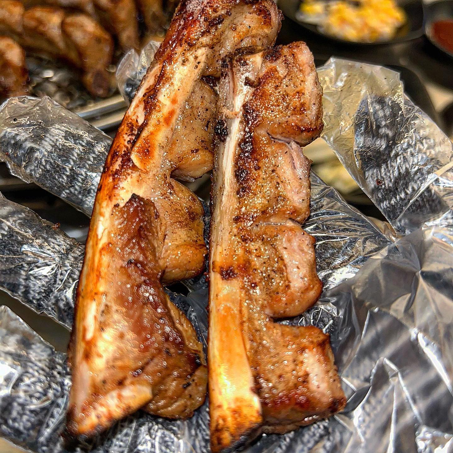 숯으로 초벌해 더욱 쫄깃하고 맛있는 쪽갈비 🍗
#암사쪽갈비구리돌다리

구리에 있는 암사쪽갈비에 다녀왔어요💫
처음으로 먹어 보고 싶어서 방문해봤는데
그냥 갈비와는 또 다른 먹는 재미가 있더라고요 :)

📍 쪽갈비 (16.0)

배고픈데 고깃집 가서 구워지는 거 기다리려면
그 시간이 그렇게 고통스럽잖아요? 🥲
구리 암사쪽갈비에서는 숯에서 80% 초벌작업을 하기 때문에 2-3분만에 맛있는 쪽갈비를 먹을 수 있다는 사실! 💗

📍 계란찜 (5.0)

터지기 일보직전의 미친 비쥬얼 계란찜 꼭 드셔보세요🍳
아삭한 파와 부드러운 계란의 조합 말모…😚
쫄깃한 쪽갈비와 계란찜 먹고 이건 먹어야겠다 싶어
공깃밥까지 주문했답니다 ㅋㅋ

2층까지 넉넉한 공간이 준비되어 있으니
단체로 오기에도 너무 좋을 것 같아요 ! 

구리맛집으로 암사쪽갈비 추천드려요🤩

#쪽갈비맛집#구리쪽갈비#구리맛집#구리쪽갈비맛집#수택동쪽갈비#수택동맛집#구리돌다리맛집#구리돌다리맛집추천#구리돌다리쪽갈비#암사쪽갈비구리돌다리점#구리맛집추천#구리수택동맛집#구리시맛집#구리역맛집#구리역맛집추천
