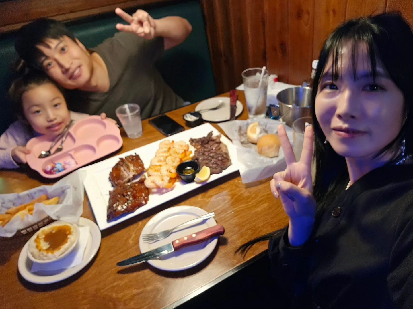 .
텍사스로드하우스 더현대 대구점 🥩 
texasroadhouse_daegu 
👉 2~3인용 플래터 세트
  립아이(340g)+그릴드쉬림프&립(340g)
 (사이드 3가지 메뉴 선택가능😗)

✔️ 미국 서부스타일 정통 스테이크 맛집
  1993년부터 시작하여 현재 브랜드파워 1위
✔️ 매일 아침 미트 커터 전문가가 손질하여 나오는 스테이크
✔️ USDA초이스 등급으로 대체적으로 잡내가 없고 퀄리티가 좋다
✔️ 트렌디한 분위기와 넓어서 누구랑 와도 기분좋은 곳
✔️ 플래터 세트는 사이드 3가지 선택가능해서 좋다
✔️ 개인적으로 탄산없는 레모네이드👍

유아 식기류도 알아서 챙겨주고 친절한 직원분들 덕분에 기분좋게 다녀온곳!
고기 자체가 부드러워서 딸도 잘 먹은 레스토랑😀
백화점 안에 있어 주차도 쉽고ㅎㅎ
여러모로 대만족!
이번에 먹은 세트메뉴 넘 괜찮았던..ㅎㅎ 추천!!

#대구반월당맛집 #대구모임장소 #대구더현대맛집 #텍사스로드하우스 #텍사스로드하우스대구 #텍사스로드하우스메뉴 #대구중구맛집