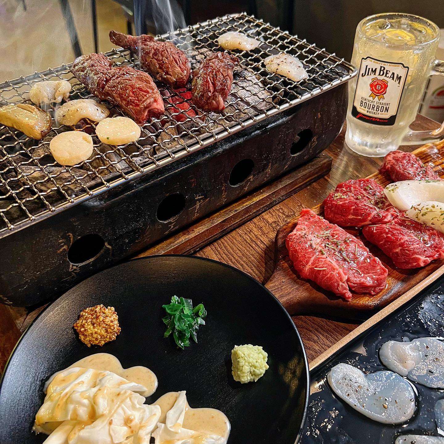 #협찬 홍대 태우마🥩
.
홍대에 새로생긴 일식 화로구이 맛집 태우마🔥
무려 키조개관자에 새송이버섯까지
소고기 3합을 먹을 수 있는 곳이다
여기에 하이볼까지 한잔하면 완벽..✨

기본 상차림엔 양배추샐러드랑 소스들이 나온다
파, 핑크소금, 홀그레인머스타드, 와사비, 간장파소스까지
다양하게 나와서 질리지않게 먹을 수 있고
좋은고기라 그런지 소금만 살짝 찍어먹어도 넘 맛있었음💕

고기는 토시살, 살치살, 부채살, 안심, 치마살 중
당일 가장 좋은 부위로만 구성되고
위부터 구워먹으면 된다고 설명해주셨다
관자랑 버섯은 타지않게 가장자리에서 구워먹으면 된다

고기는 질기지않고 부드러워서 입에서 녹는 맛이었음🫠
겉에 허브도 뿌려져있는데 숯향에 허브향까지 은은해서 존맛
삼합으로 먹어도 맛있고 다 따로먹어도 맛있음
하루의 스트레스가 싹 날아가는 맛이었다🥹

마지막으론 K-디저트로 된찌에 밥말아서 마무리했다🍚
고기도 맛있고 메뉴나 분위기가 고급스러워서
홍대에서 소개팅, 데이트장소로 딱일것같음👍
.
.
#홍대맛집 #홍대맛집추천 #홍대입구 #홍대입구맛집 #홍대입구맛집추천 #홍대입구역 #홍대입구역맛집 #홍대입구역맛집추천 #홍대데이트 #홍대데이트코스 #홍대데이트추천 #홍대데이트맛집 #홍대술집 #홍대술집추천 #홍대입구술집 #홍대입구역술집 #소고기 #소고기맛집 #가성비 #가성비맛집 #가성비짱 #소고기삼합 #hongdaestreet #seoultravel #koreatravel