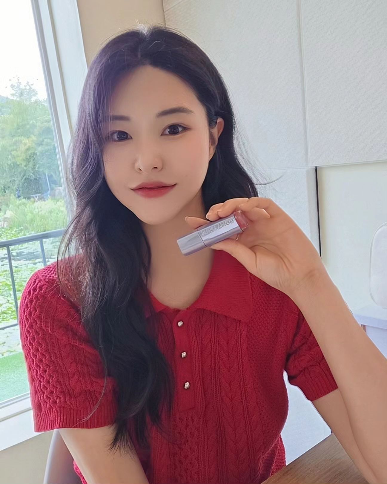 #광고 지속력 최고🩷 회사한 물먹립
올리브영에 신규 입점한 #메리쏘드릴타투워터틴트 
바르는 순간 맑고 선명하게 발색되는 워터틴트에요!
밀착력과 지속력이 좋아서 한번 바르면 8시간이 지나도
지워지지 않더라구요🫢
틴트를 바르고 휴지로 빡빡 문질러 지워봤는데
처음 바른 색 그대로 착색이 돼서 너무 마음에 들었어요🫶
어텐션로즈가 잘 어울릴 것 같아 선택했는데
쿨톤인 저에게 찰떡이더라구요ㅎㅎ
얇게 바르면 베이스로도 사용할 수 있고 두세번 레이어드하면
단독 발색으로도 정말 예뻤어요!
여름 물놀이할 때 꼭꼭 챙겨가세요😆

#메리쏘드 #릴타투워터틴트 #올리브영 #올영 #고민시립 #고민시틴트 #올영추천템 #물먹립 #워터틴트 #물놀이틴트