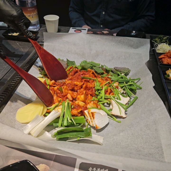 #협찬 신선한 쌈채 무한리필! 송도주물럭 후기 🥘
건강을 위해 자주 선택하게 되는 오리고기!
마침 송도에 쌈채 무한리필이 가능한
오리고기 전문점이 있다고 해서 다녀왔어요 😍
바로 '송도주물럭'입니당 🫶

송도주물럭은 생오리주물럭 맛집인데요,
개인 취향에 따라 선택할 수 있게
돼지주물럭과 구이도 준비되어 있고
가성비 좋은 정식메뉴들도 있어
점심으로 방문하기도 좋을 것 같더라구요ㅎㅎ

저희는 배가 고파서 
생오리주물럭 1kg
계란후라이에 공기밥
마지막 볶음밥까지
푸짐하게 주문했어요 😌

들어가면서부터 매장이 청결해서 만족했는데
넘 친절하게 음식도 준비해주시고
큰 철판에 정성스럽게 요리해주시는 모습에
서비스와 맛 모두 만족 👍 

매장에서 직접 만든 쌈장과
순두부찌개도 정말 맛있었는데,
가장 마음에 들었던 부분은
신선한 쌈채 무한리필 코너예요!

기본 상추 깻잎 등 뿐만 아니라
건강에 좋지만 값비싼
당귀까지 준비되어 있더라구요 ☺️
짓무르거나 시든 부분 없이
파릇하게 신선한 채소들로만 준비되어있어
어른들 모시고 오기도 
좋은 곳이라고 생각되었어요 ❣️

송도에서 회식이나 가족모임하기 좋은 곳,
가성비 좋고 건강한 런치 식당 찾고 계신다면
송도주물럭 강력 추천드립니다 💛

#송도주물럭 #송도맛집 #송도오리 #송도쌈밥 #송도가족모임 #송도회식 #송도회식장소 #송도고깃집 #송도오리고기 #송도주물럭맛집 #송도오리주물럭 #송도맛집추천 #맛집 #맛집추천 #송도맛집추천 #오리주물럭 #오리고기