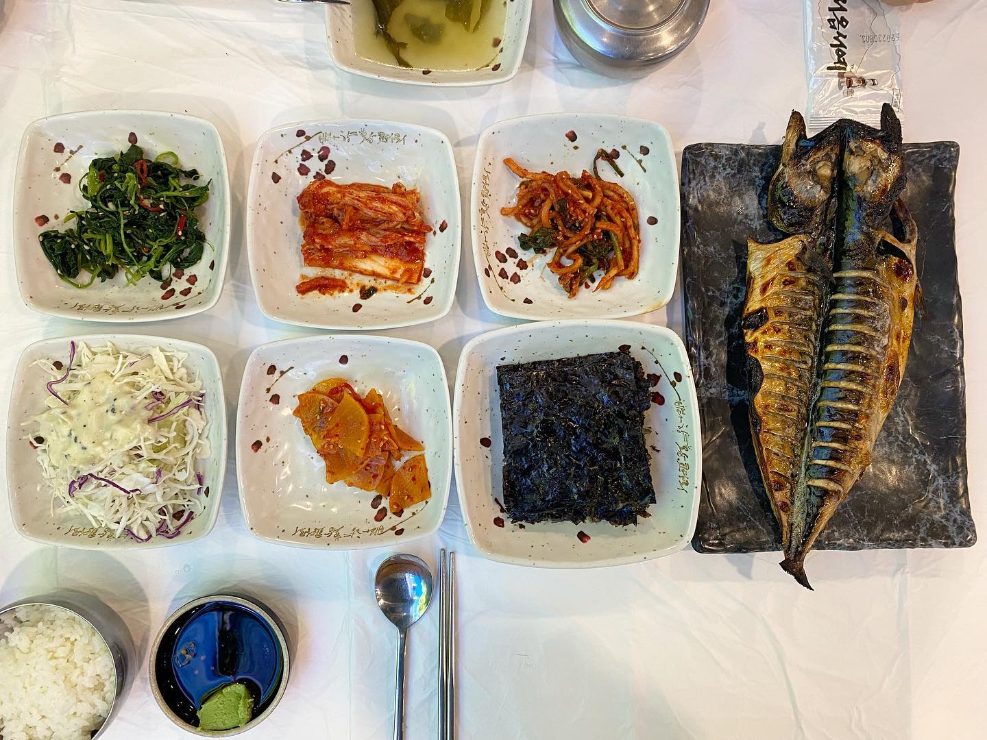 생선구이를 정말 좋아하지만
집에서 할 자신은 없어서 대신에
생선구이 맛집으로 달려갔어요~🎶
⠀
코다리조림 맛집인데
화덕 생선구이도 맛있다고 해서
고등어구이랑 임연수구이를 주문했는데요!
⠀
정말 윤기 자르르 하면서 고소하고 담백한
생선구이가 예술이구요!
반찬들도 정말 손맛이 느껴지는 맛이라서
든든하고 맛있는 한 끼를 먹고 왔네요!
⠀
#외식스타그램#바다향왕코다리광교점#바다향와코다리#경기대맛집#경기대한식#경기대회식#수원코다리맛집#먹스타그램#요리그램#맛스타그램#먹스타그램#맞팔#요리스타그램#쿡스타#가정식#집밥스타그램#먹스타#맛스타#요리그램