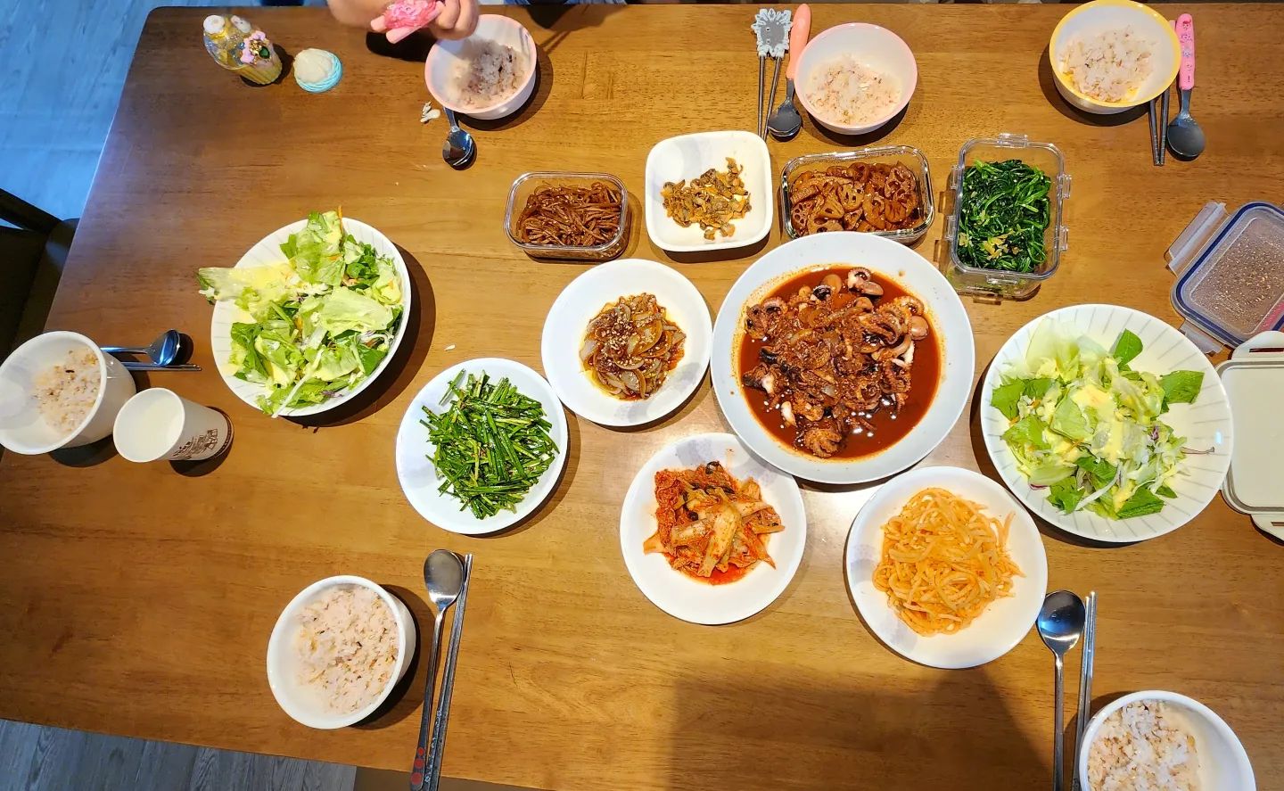 오늘 저녁은 반찬하느라 하얗게 불태웠다....
쭈꾸미볶음.
무생채.
시금치.
부추무침.
연근조림.
우엉조림.
바지락살 조림.
양파볶음.
샐러드.
간단한 것들로만 했는데도 두시간정도 걸린것 같으다.
어머님이 오셨으니 없는솜씨 좀 부려봤는데.... 
맛있다해주시니 다행이야~~