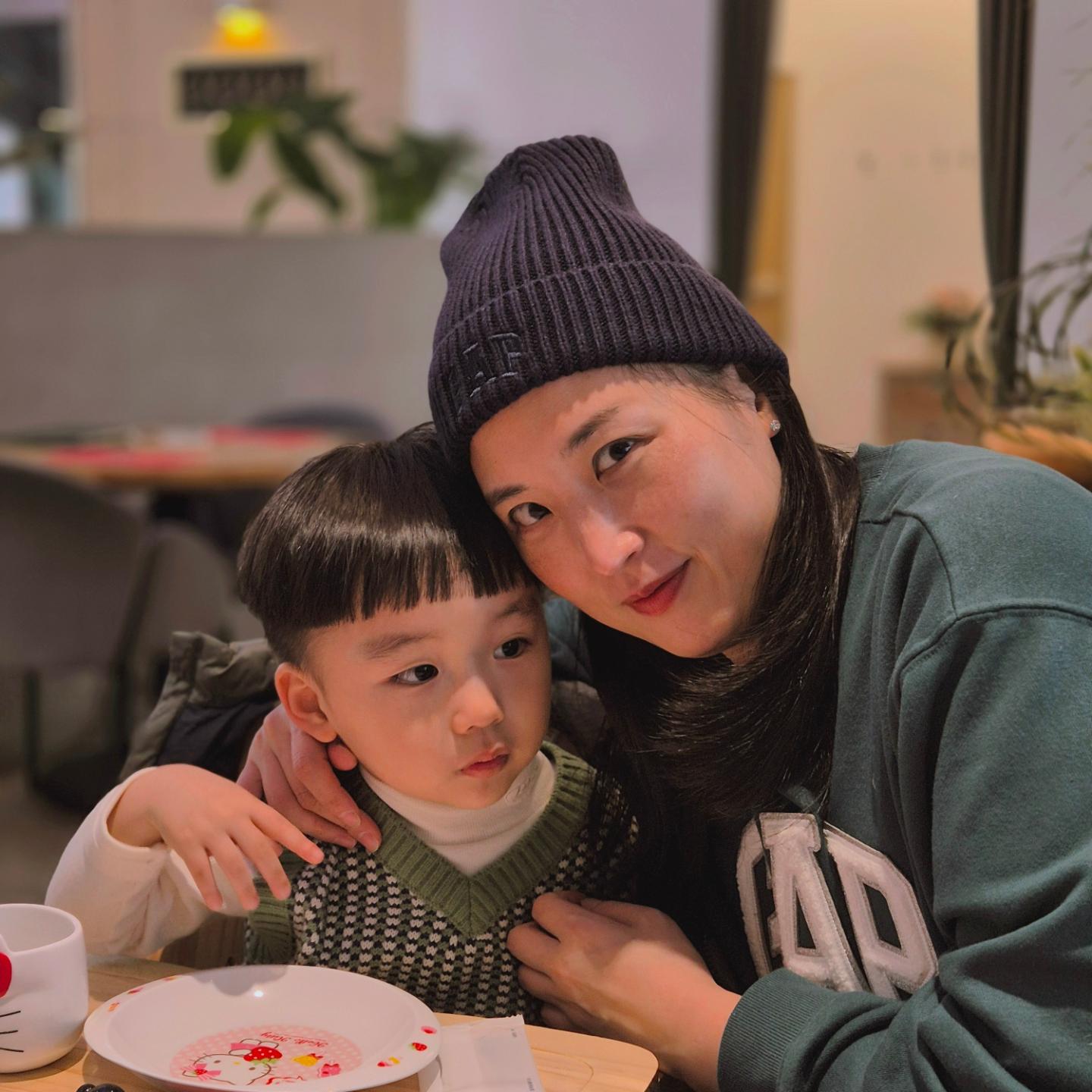 결혼 5주년, 이런저런 연유로 예약했던 곳에서의 식사는 못했지만,
아기들 덕분에 동네 파스타집도 파인다이닝에 온 것 마냥 설레더라.
짧은 연휴의 풍경들. :)