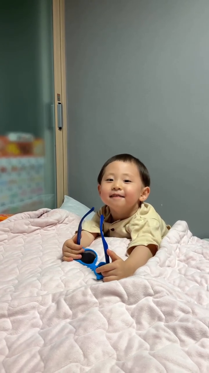 33개월의 아빠 힘내세요 노래 ♥️ 
요즘 말하는거 넘 귀여워요~~~ 
확실히 저를 닮아 말이 많아요..... 
오빠가 퇴근 하고 오면 .. 저랑 욱이랑 동시에 말해서 정신 없다고;; 

욱이 사진 앨범 크게 만들어줄게 🧡😎 

아들은 #힐링 #내보물 #33개월아기