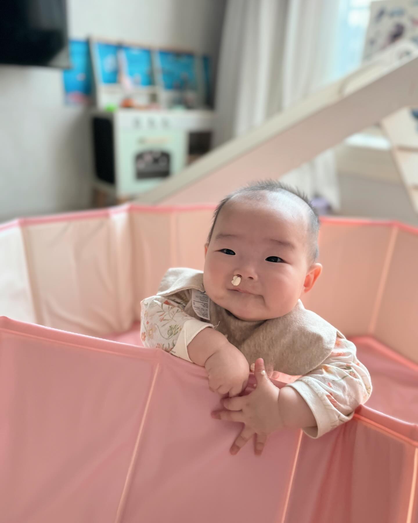 240407ꯁ

아빠 없는 일요일
튀밥 꺼내줬더니 반나절 후딱👏🏻
서여니는 코에묻히고 먹기바쁨
언니가 더 좋아했던 튀밥놀이라능ㅎㅎㅎ

#일요일엔 #튀밥놀이 #촉감놀이 #주말끝