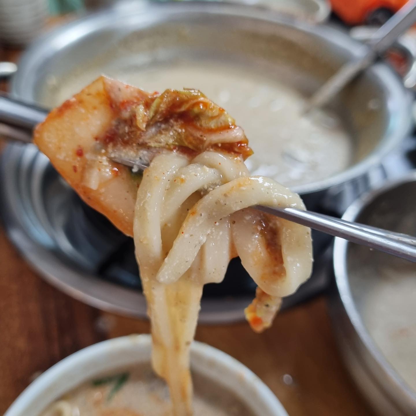 친정 갔다가 엄마가 맛집이라고
소개시켜준 #대전칼국수맛집
#하기동 #오시오칼국수 랍니다.

칼국수에 족발까지 곁들이면
진짜 캬~~ 넘 맛있어요~~♡

담엔 신랑 데리고 가야지 ㅋ
친정갈때마다 여기는 꼭 들림!

#반석역맛집 #유성맛집 #대전칼국수#대전맛집 
#대전맛집추천 #대전유성맛집 #대전데이트코스 
#대전핫플 #대전핫플레이스 #노은동맛집 
#대전가볼만한곳 #대전수제비 #대전수육 #대전족발
#하기동맛집 #충남대맛집 #노은역맛집 #반석동맛집 
#대전먹거리 #맛스타그램 #단골각 #졸맛탱