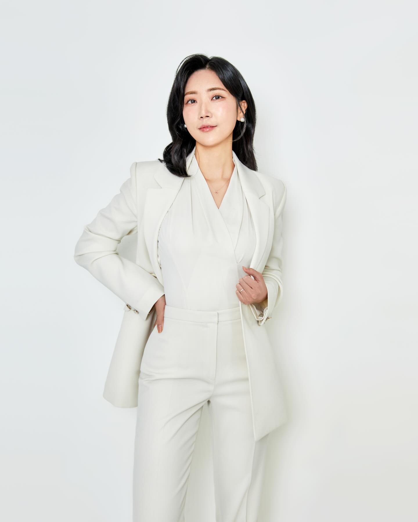 #프로필사진 

7년 만에 프로필 사진 갱신했어요! 
오랜만의 촬영이라 어색하진 않을까 했는데 작가님이 계속 칭찬해주셔서 기분 좋았답니다! 🙈 
.
잘 나온 사진들이 너무 많아서 고르기 힘들었지만 작가님이랑 신중히 선택한 원픽! 마음에 쏘옥 들어요!👍
.
멋지고 단단한 나를 위해🩷
.
.
#아나운서프로필 #프로필사진 #커리어사진 #스튜디오서나 #프로필 #profile #profilepictures #강사프로필 #강의프로필