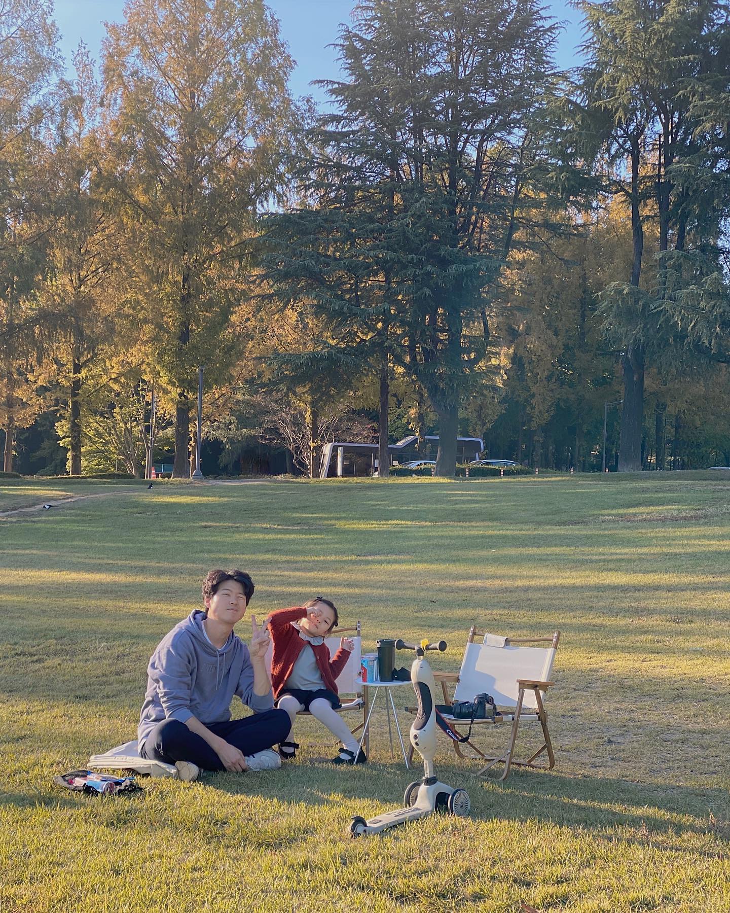 완연한 가을🍂 우리셋
도서관 데이트,
킥보드타기,
소풍기분내기,
막판 놀이터로 하루 행복하게 잘 보냈다

#유성운이담