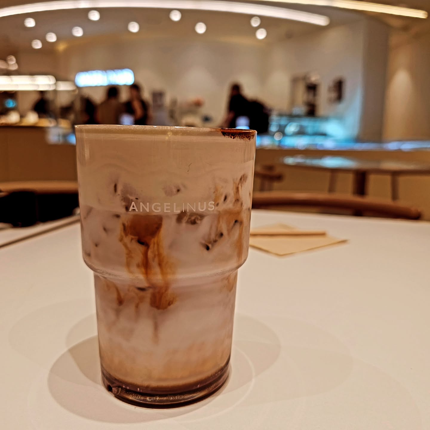 ☕️
오랜만..!
1년만에 찾아 온 잠실.
치과를 옮겨야 하나.. 귀찮은데..
스케일링 전, 커피 한 잔 때려 넣는 중😝

#엔제리너스 #리얼라떼 #롯데타워 #그대들은출근 #난여유 #ㅋㅋㅋㅋ
#오랜만에사먹는커피 #스케일링전 #치과멀리도다닌다 #덕분에쇼핑