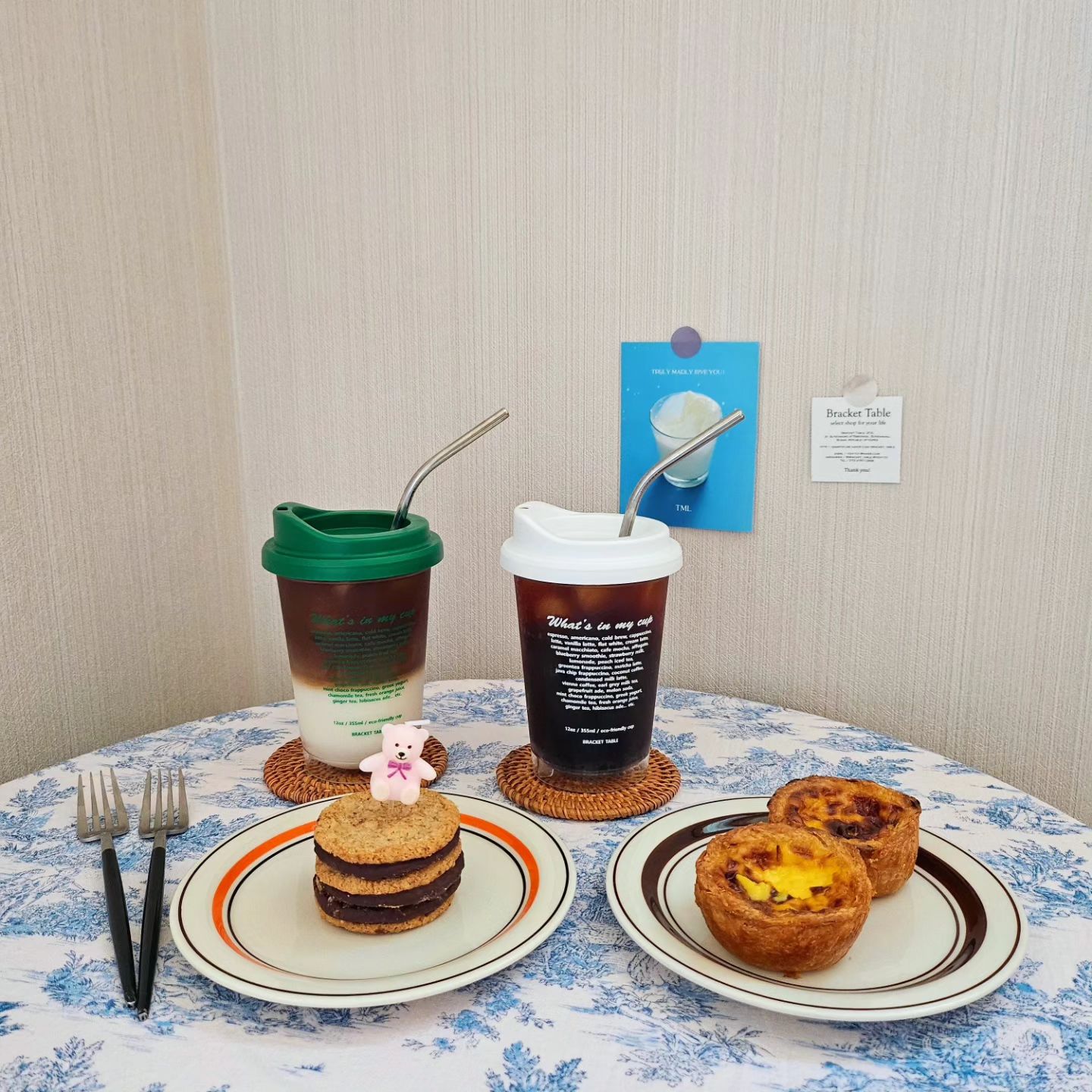얼죽아의 홈카페☕️🧊🧊
.
이번 겨울에는 눈 오는 동네 가서
눈 펑펑 맞으면서 당근이랑 모자랑
목도리로 예쁘게 꾸민 눈사람을 만들고
싶다는 예원이☃️❄️
.
사실 엄마도 눈사람을 만들어본 기억이💦
손,발이 꽁꽁 시려도 괜찮다는
너를 데리고 어딜 가야 눈을 볼수있을까?ㅋㅋㅋ
눈썰매장이라도 가서 만들어봐야하나🤣
.
ㅋㅋㅋ나도 눈 펑펑 내리는 날
눈사람 만들고 싶다ㅋㅋㅋ재밌을거 같아ㅋㅋ
내가 아직 철이 안든걸까ㅋㅋㅋㅋㅋ
#얼죽아 #홈카페 #이번겨울엔눈이많이오길☃️ #눈사람