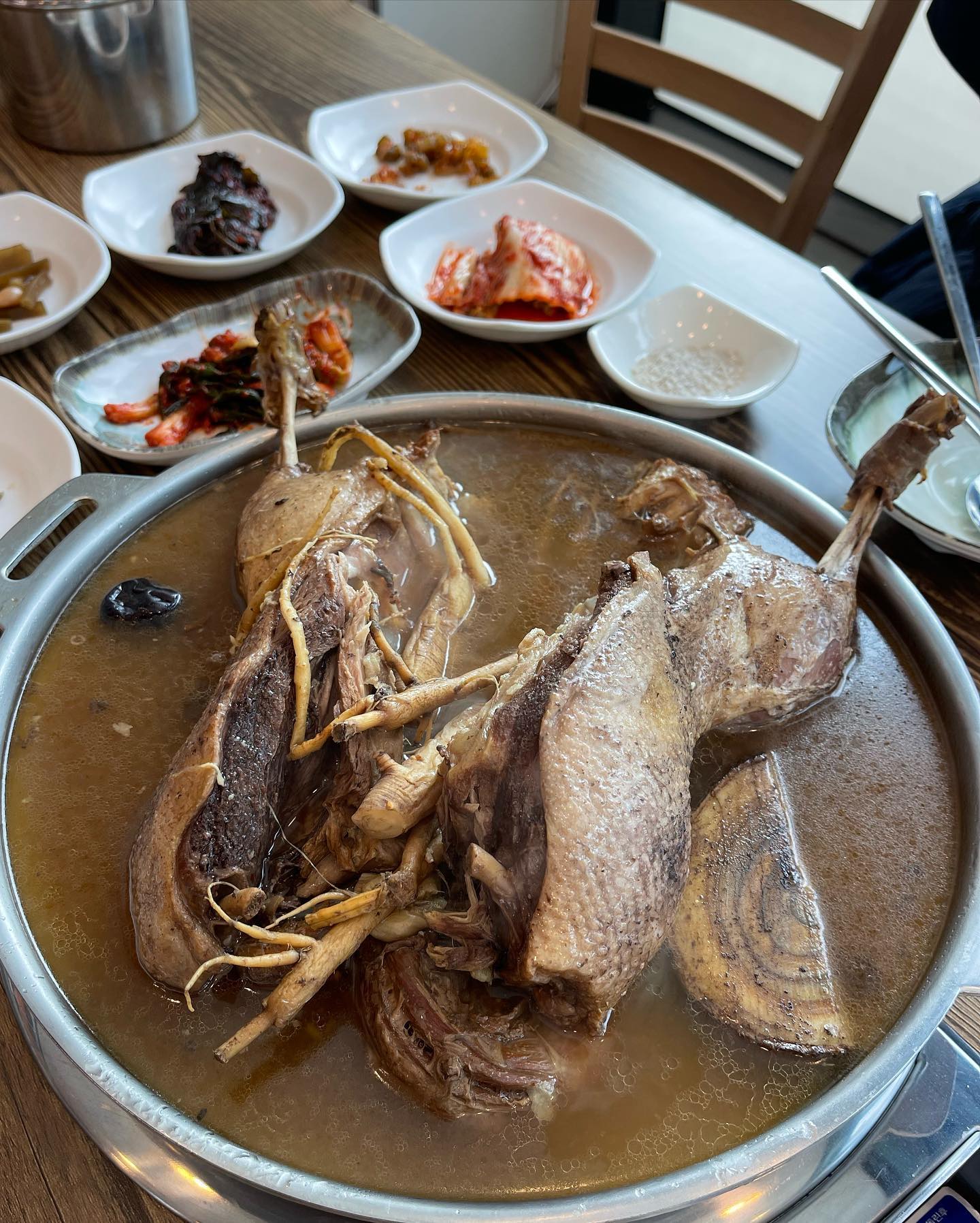 #무창포해수욕장맛집 #무창포먹거리식당
신비의 바닷길로 유명한 무창포해수욕장🥳
인근 맛집은 거진 횟집 아니면 조개구이집이 전부인데
이번에 방문해 보니 간단한 백반과 해장국에서 부터
삼겹살 백숙 아구찜 오리주물럭 꽃게탕 매운탕까지
아침식사부터 저녁 식사까지 가능한 식당이 생겼더라고요.
영수증리뷰에서 처럼 모든 메뉴가 맛있는 무창포맛집~!
크리스마스 이브 오전 시간에 방문했는데 아침부터
삼겹살에 꽃게탕에 백숙 백반 가족 손님이 어마어마함~!
1층 2층 구성으로 공간도 넓어서 단체 모임으로도 굳!
날씨가 살벌하게 춥고 눈도 내려서 오리한방백숙
예약 후 방문했는데 저녁 식사로 백숙 예약하고 가는
아침식사 손님들도 많았음 +_+)b 백숙은 말모말모~
찐한 한방육수의 맛과 향이 배인 고소한 오리백숙에
쪽파김치 조합으로 죽까지 흡입하고 나왔네요.
모두 좋은 사람과 맛있고 든든한 식사 챙기시길~~
🌼🎄 충남 보령시 웅천읍 열린바다로 388-9
#무창포맛집 #무창포해장국 #무창포고기집 #무창포백숙
#무창포가볼만한곳 #보령데이트맛집 #무창포아침식사 #무창포밥집
#무창포백반 #무창포여행 #boryeong #koreanfoodlover
#merrychristmas🎄❤️ #보령무창포 #보령맛집추천