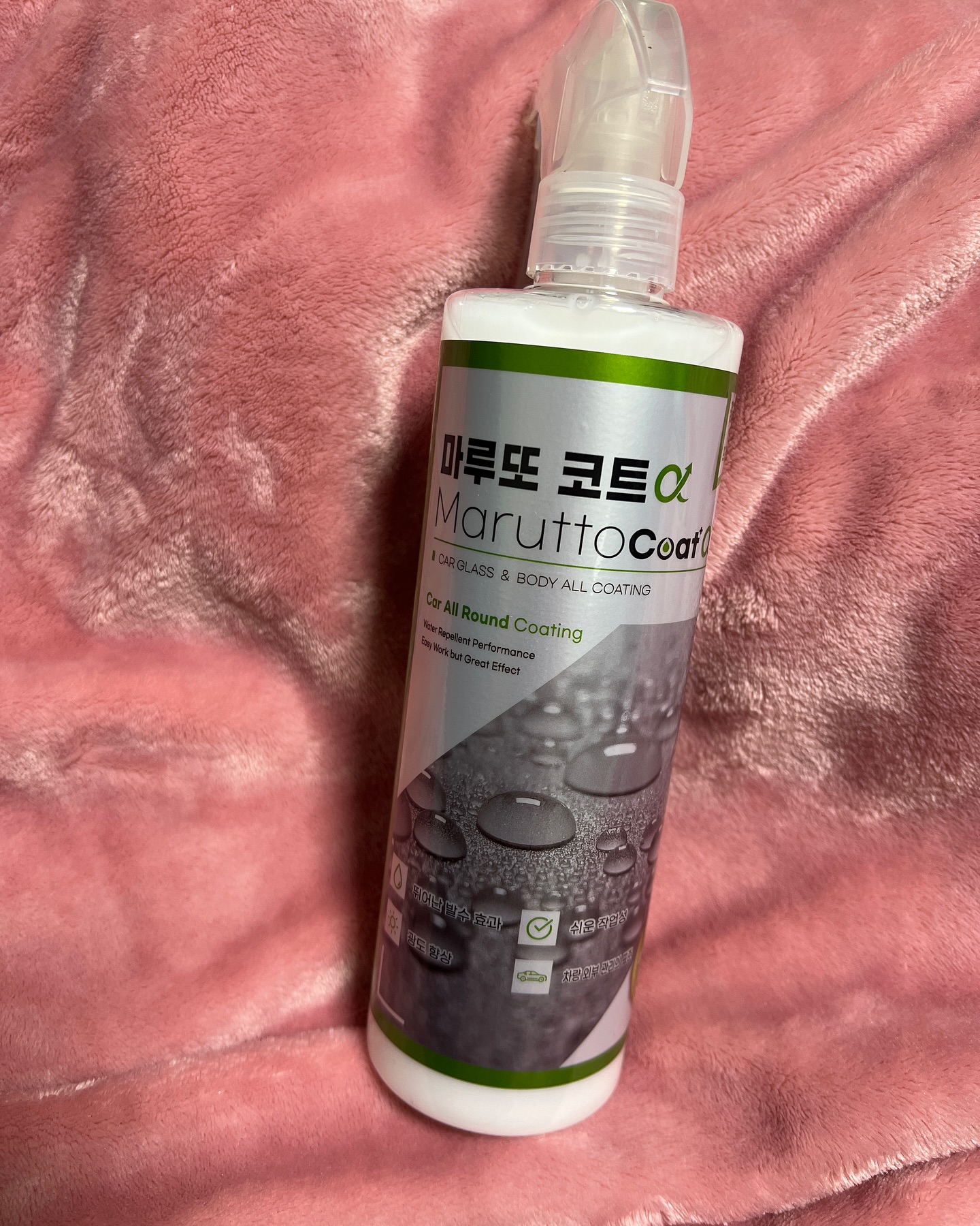 #광고
차를 아끼고 오래 타고 싶으신분들은 주목해주세요 :)
내 차를 위한 필수템 비오고 눈오기 전에 꼭 뿌려줘야하는
뿌리고 닦으면 반짝 빛나는 쉬운 발수 광택제
마루또 코트 알파 유리막코팅제를 사용해보았는데
미세먼지, 주행중 생기는 스크레치, 새똥, 벌레로 인해
생기는 도장면 변색, 손상에 대비하여 마루또코트 유리막코팅제를
사용해보았어요 :)

물왁스제품이라 아주 간편하게 사용했어요
그냥 뿌리고 닦아주면 끝!!!
일반 왁스보다 훨씬 광택력이 좋고 오염물의 흡착 및 침투를
막아주어 세차할 때 오염물을 쉽게 제거할 수 있다고 해요

남편이 마루또코트 알파 제품 사용해보고
새차가 되었다고 너무너무 좋아했어요
죽은 광도 되살리는 강한 광택 복원력으로
오래된 도장면의 광도 되살릴 수 있다고 해요

미세건 스프레이로 입자가 안개처럼 일정하게 뿌려져서
한군데에 뭉침없이 골고루 분사되서 더 좋았어요
넓고 일정한 분사각으로 내차 넓은 부분을 한번에 뿌려주네요

사용방법은 아주 간단해요!
세차 후 물기 제거 하고 보닛 반판 기준으로약 3~4회를 넓게 분사한뒤
부드러운 버핑 타월로 펴바르듯 닦아주고 타월을 뒤집어
새로운 면으로 잔여물을 닦아주면 끝!!!

오리지널에서 광택력 중심으로 업그레이드 된 알파제품으로
쉽게 지워지지 않고 내구성 부문에서 오래가서 완전 만족스럽습니다

#물왁스 #자동차물왁스 # 차량광택제 #마루또코트 #마루또코트알파