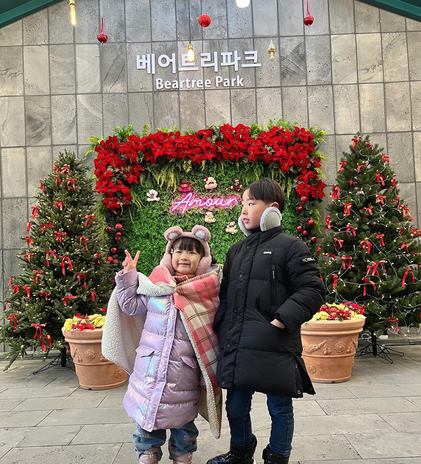 #협찬

베어트리파크
Christmas Red Fantasy 🎄

•세종특별자치시 전동면 신송로 217 (베어트리파크) 
•영업시간 : 11:00 - 21:00

곰돌이 좋아하는 도하울남매가
정말 애정하는 베어트리파크
크리스마스 레드판타지로 야간개장이 오픈했다는 소식에
냉큼 다녀왔습니다 🐻❤️

야간개장 전에 작은 동물원 관람도 하고
안녕👋 인사해주는 곰돌이와
주세요 🙏 부탁하는 곰돌이 맘마도 주고

눈이 아직 많이 쌓여있어서
넓은 공원에서 눈놀이도 실컷했어요 😆

베어트리파크라는 이름이 섭섭치 않게
곰돌이들이 여기저기 정~~말 많아서
도하율남매 엄청 신났지요 🫶💕

실컷 놀고 구경하고 난 뒤
베어트리파크 안에 있는 레스토랑에서 먹는
핫초코는 진짜 최고최고 👍👍

사랑을 상징하는 레드컬러의 조명연출로
정말 넓은 베어트리파크 안에 곳곳에
포토스팟이 얼마나 많은지
이쁜 사진 마구마구 찍고왔어요 😊😊

계절별로 다양한 이벤트와 연출로 언제와도 즐겁고 새로운
베어트리파크 🐻

크리스마스 이후에는 New Year로
다른 연출을 볼 수 있다고 하니
새로운 컨셉은 어떨지 또 놀러와야겠어요 😁🙌❤️

beartreepark

#도하율남매 #내사랑 #기요미들 #사랑해

#세종가볼만한곳 #세종데이트스팟 #세종크리스마스 #세종가족여행 #연말갈만한곳 #크리스마스 #연말 #여행 #데이트 #아이와갈만한곳 #나들이 #야간개장