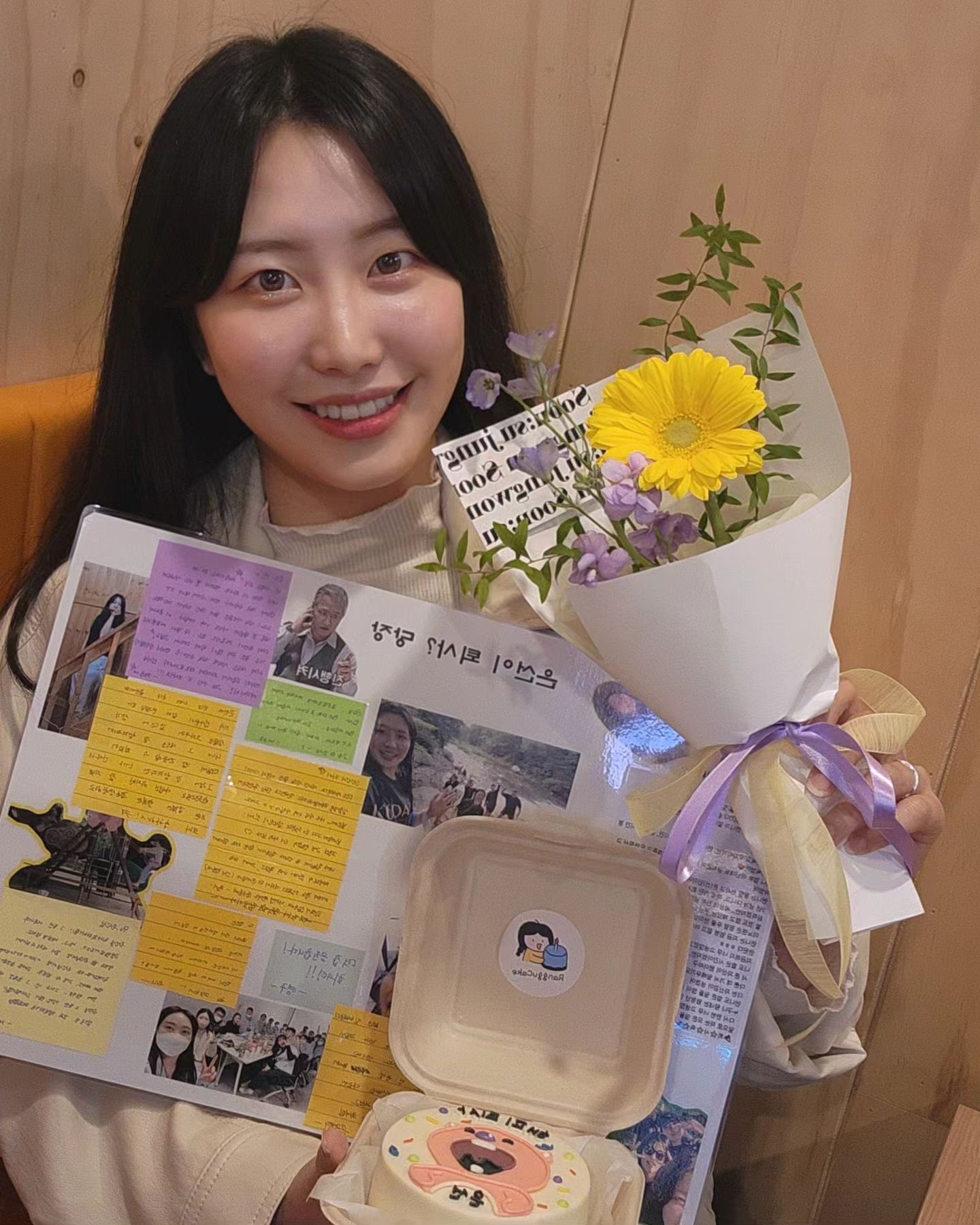 퇴사한지 7일차 

정말 좋은 사람들과 퇴사 축하 파티를 하고 집에 들어왔다

2020.04.06 ~2023.10.31
3년 6개월을 일하고 회사를 떠나는 나의 마지막은 내가 느끼기에 정말 최악이였다

TF로 입사해서 품질관리를 하다가 품질보증으로 퇴사를 하였다

TF에서 품질관리로 일한 기간이 3년.
3년을 채우고 퇴사를 하려던 시점
공장장님이 찾아오셨고 퇴사가 아닌 품질보증으로 전배 선택 하게되었다.
그렇게 품질보증팀에서 일하게 된 건 6개월이다.
조금 더 나은 부서를 간다는 느낌에 자부심을 느끼며 갔지만
부서 내 텃새 그리고 학력 등으로 나는 그만둬야겠다고 생각이 든건 부서를 이동하고 1개월도 안되어서다.

그래도 더 다녔던건 회사 내 나를 사랑해주는 사람들과 내 남편이 같은 회사를 다니고 있는 점이였다.

내가 이렇게 글을 쓰는 건 내가 왜 퇴사를 했는지 잊지 않고 싶어서다.

마지막 날 나는 내가 했던 업무를 최대한 정리를 하고 나오고싶었다.

나도 시작할 때 전사람,전전사람의 정리허지 못 한 업무를 떠맡았지만 그래도 나는 20대의 반을 같이한 회사에서 나쁜이미지로 나오고싶지 않았다.

난 마지막을 정리하지못하고 퇴사를 하였고 남은 건 이제 남은 사람들의 몫이다.

모두 여기에 쓸 수는 없지만 난 퇴사했다.🫡