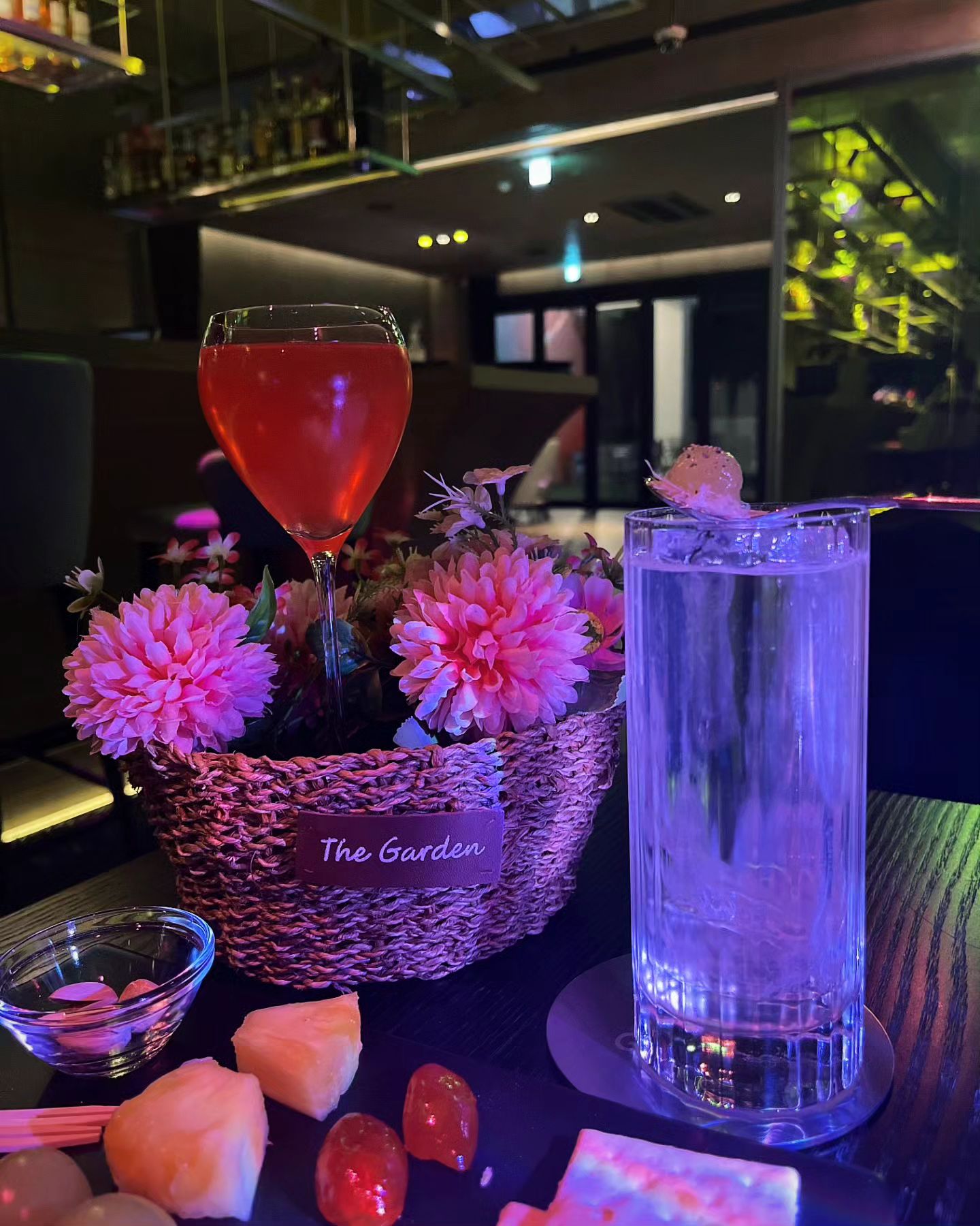 성수 분위기 좋은 칵테일바🍹
데이트 코스 찾으시는 분들 요기입니다! 
분위기 대박이에요 🫶
칵테일 고를때 가든 미스트는 꼭 시키기⚘️⚘️

.
.

🍹 GLIMMER 
⚘️ GARDEN MIST 22,000
🥃 DI PARMA 22,000

.
.

#성수칵테일바 #칵테일바추천 #데이트코스 #분위기맛집 #glimmer #바글리머  #💜