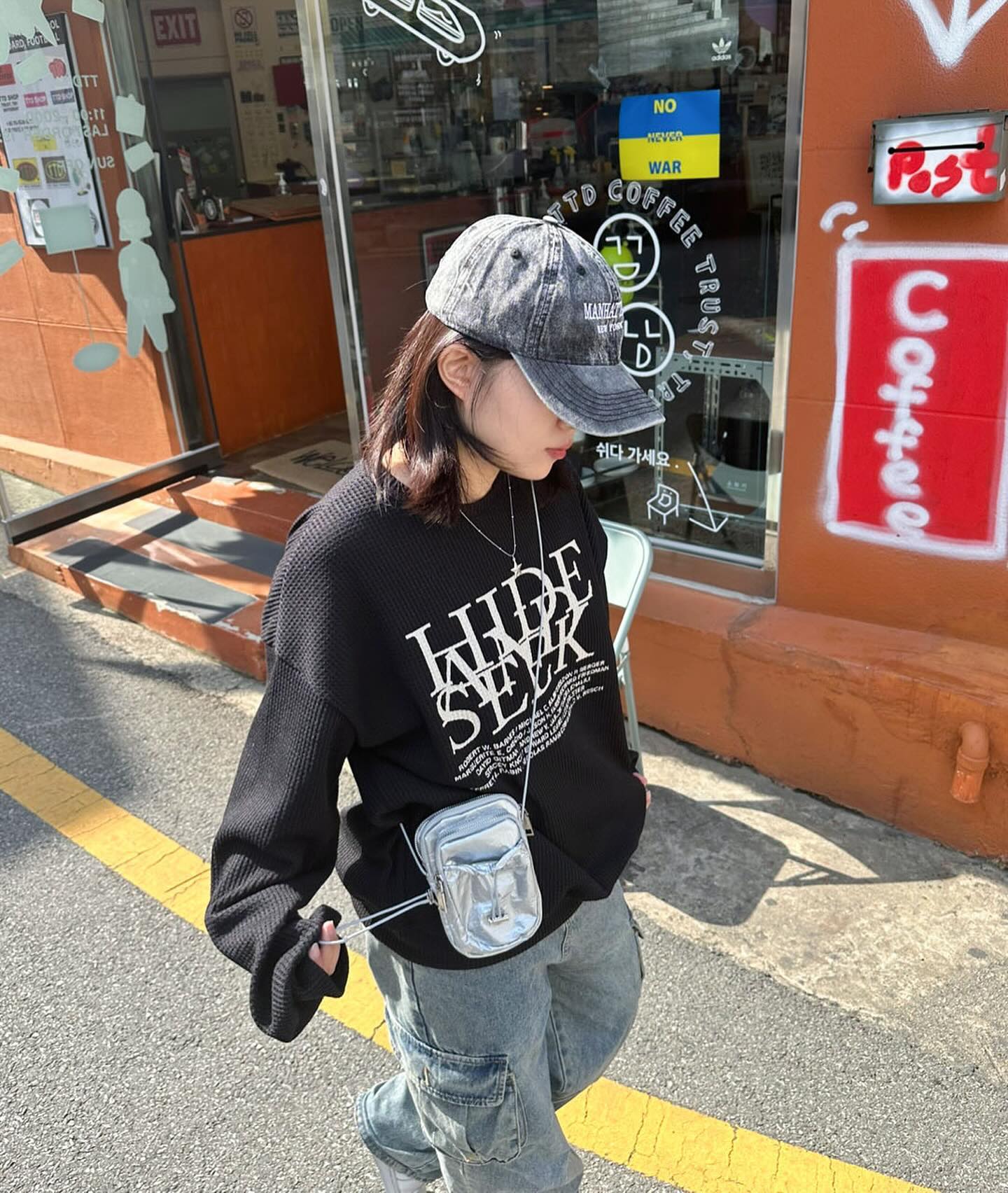 안녕하세요🤗 곧 의류도 판매할 예정이며, 3월 안으로 업로드됩니다🖤