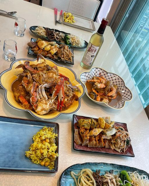 살림홈 on Instagram: "오늘의 집밥 메뉴 #꽃게탕 + #산삼주
제철은 지났지만 먹고싶은건 먹어야죠!
아침 일찍 수산시장가서 싱싱한 🦀생물꽃게🦀를 사왔어요. 몸보신 컨셉이라 전복과 새우도 몇마리 넣었어요🦐

멸치 육수 찐~하게 우려서 된장 살짝 풀어 무,양파 듬뿍 넣고 팔팔 끓였더니 국물맛이 끝내줍니다😋👏🏻

오늘은 특별히 향긋한 산삼주와 반주했어요🌿 약 되길 바라면서 한모금 했더니 기분탓인지 몸이 뜨끈~해 지네요. 쌉싸름한 맛이 꽤 좋네요
 
요즘 계속 피곤하고 나른하다고 골골댔더니 부모님이 몸관리 하라고 #산삼 이랑 #산삼주 를 보내주셨어요. 흙만 깨끗이 털어 꼭꼭 씹어먹었더니 힘이 불끈 불끈입니다💪🏻

#집밥 #신혼집밥 #몸보신 #신혼 #신혼부부 #신혼살림 #빌레로이앤보흐 #빌보 #아우든 #강황밥 #꽃게 #살림 #간단요리 #정보공유"
