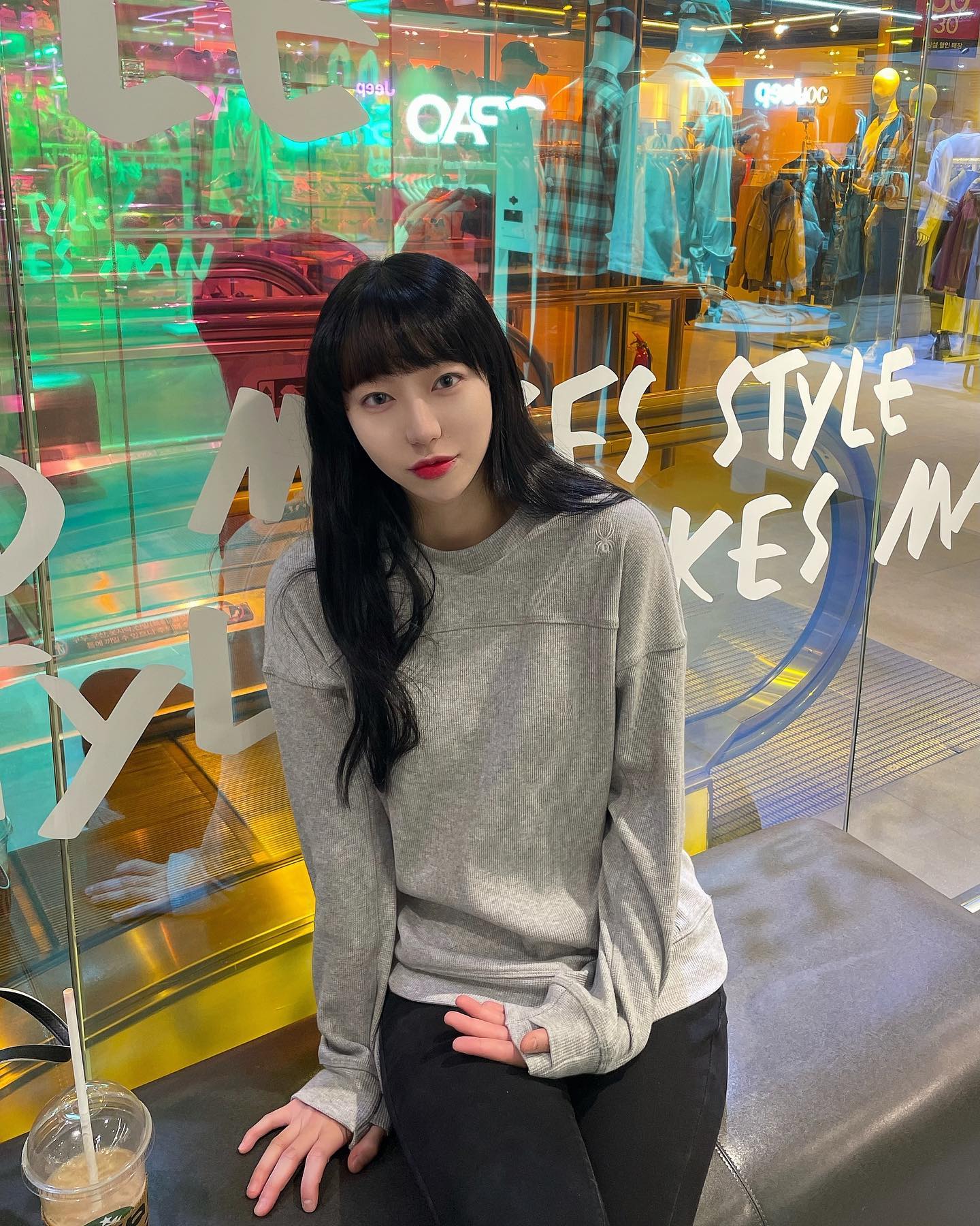 #협찬 막짤은 꼭 올리라며... ^^...
다크써클을 희생하며 건진 스파이더 로고 극대화짤..
그나저나 재질 미쳐따...넘 쫀쫀해
넌 데일리로 찰떡이다 중말
역시 스파이더인가🖤🖤🖤
다들 깔끔한 자수 로고가 포인트인 스파이더의 스웻셔츠 어떠신가욤😙
-
-
-
스파이더 브랜드로부터 협찬을 받았습니다.
#스파이더 #스파이더우먼스 #스파이더코리아 #스파이더일상복 #맨투맨 #스웻셔츠 stylemate_official  spyder_korea