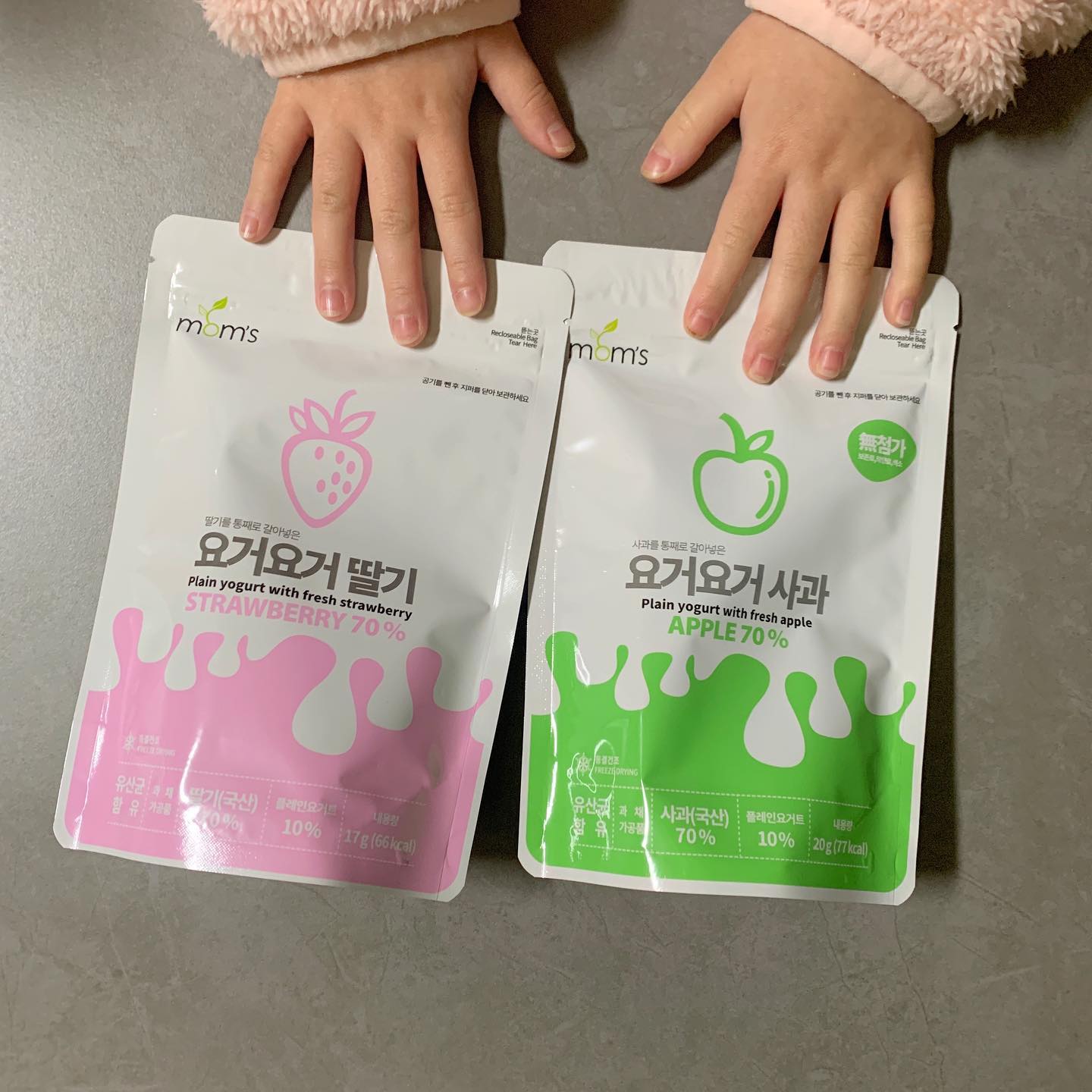 우리 아이들 요거트볼 좋아하죠?
지츄도 돌즈음부터 떡뻥 다음 간식으로
요거트볼을 먹었는데,
그때부터 즐겨먹는 간식이랍니다!😊
요즘 즐겨먹는 맘스 요거요거 요거트볼이예요
맘스 요거트볼은 원재료가 무려 70%라 
딸기맛은 진짜 딸기씨가 씹히기도 하고,
사과맛은 동결건조한 사과를 먹는 맛이예요!
인공색소나 인공 향,방부제 등등 화학적인 첨가물이
전혀 없다는 점에서 완전 100점이죠?💌 

딸기맛은 상큼하고 달콤한 맛으로 
지츄의 최애 맛 중 하나예요ㅎㅎ
딸기는 영양가가 풍부하고 
항산화 작용이 강해 
아이들의 건강에 도움을 줄 수 있어요. 
딸기맛의 요거트 과자는 
딸기가 왕창 들어가서 딸기맛을 살려 
부드럽고 입안에서 살짝 녹는 느낌이예요
또, 사과맛은 특유의 상큼함과 달콤함을 
동시에 느낄 수 있는데요. 
사과도 비타민 C와 식이섬유가 풍부해서 
아이들의 영양 공급에 도움을 줄 수 있어요. 

맘스 요거트볼은 과자대용으로도 좋고,
맛뿐만 아니라 영양도 고려하여 선택하고,
아이들이 좋아하는 맛을 통해 
영양소를 섭취할 수 있도록 
도와줄 수 있어 좋아요🫶🏻

저도 꽤나 많이 먹는답니다ㅋㅋㅋ
아침에 그릭요거트 위에 
취향껏 서로 토핑으로 꾸미기 놀이하고
먹으면 재미까지 더해져요👍🏻
온 가족이 좋아하는 영양간식이라
다 먹으면 또 재구매하러 갑니당ㅎㅎ

맘스 요거요거 요거트볼 👉🏻 momsfnb

#업체로부터 제공받은 제품입니다

#아기과자 #아기간식 #돌아기간식 #돌아기과자 #요거트과자 #아기요거트볼 #맘스 #요거요거딸기 #요거요거사과 #떡뻥다음간식 #유아간식추천 #유아유산균간식 #3살아이과자 #요거트간식