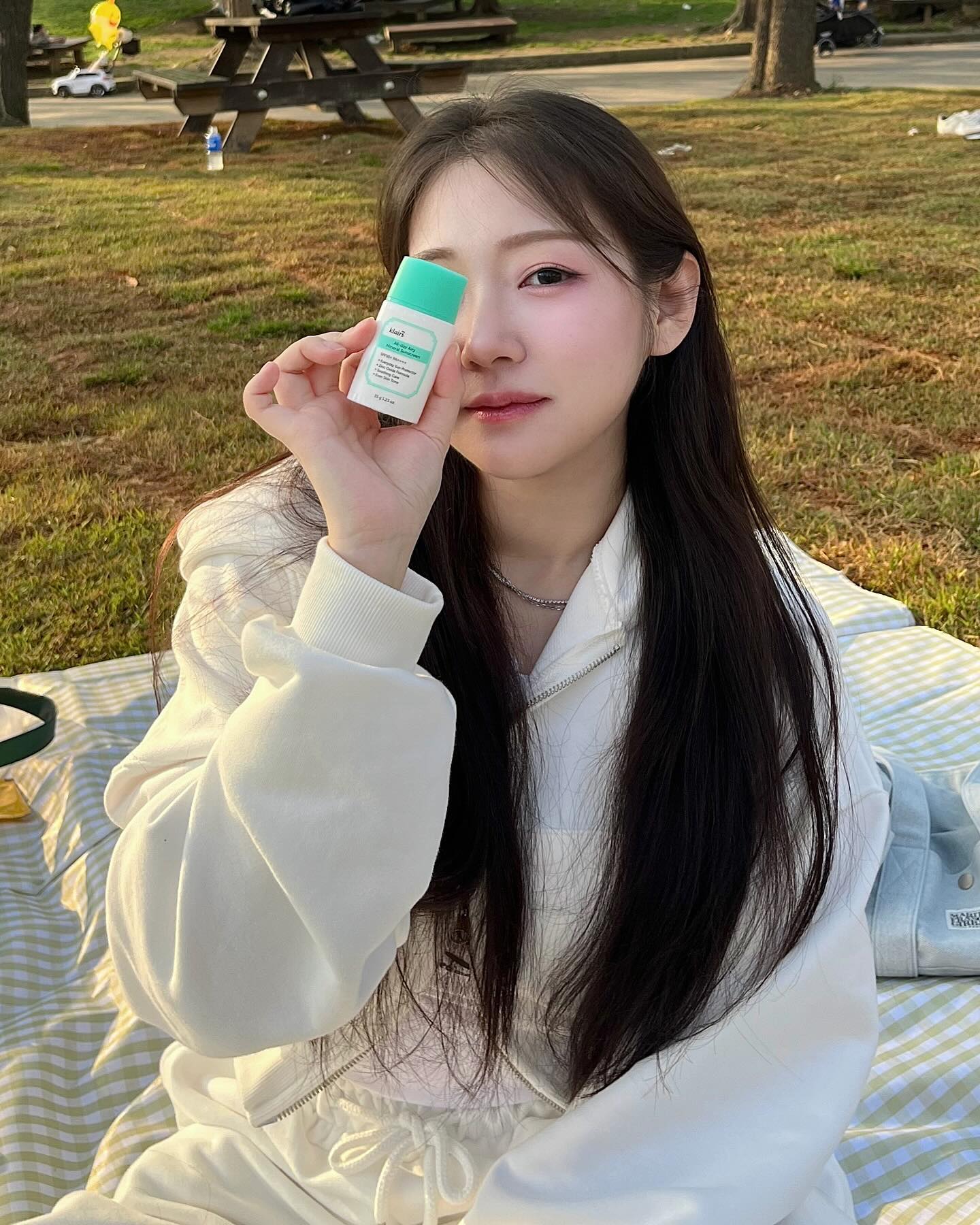 #제품제공 dear_klairs 
클레어스에서 아침엔 가볍게, 오후엔 산뜻하게, 저녁에도 편하게 바를 수 있는 올데이 에어리 무기자차 선크림이 새롭게 출시되었어요🤍

피부 밀림 현상도 없어서 저는 요즘 베이스 메이크업 전에 발라주고 있는데 가볍고 산뜻한 제형으로 끈적임이나 유분기가 없어서 여름에도 발라주기 너무 좋을 것 같아요>_<
자연스럽게 톤보정도 되고 공기처럼 가벼운 마무리감으로 운동시에 간편하게 클레어스 에어리 선크림만 발라도줘도 너무 좋아서 운동가기 전에도 발라주고 있어요🫶🏻

지금 성수에서 클레어스 팝업 스토어도 진행중이니 다들 구경가보세요🤩

✨Dear, Klairs 성수 팝업 스토어✨
- 일시 : 2024.03.30 - 04.14
- 시간 : 11:00 - 20:00
- 장소 : 서울특별시 성동구 연무장5길 19 (성수역 4번 출구)

#클레어스 #klairs #선크림 #선크림추천 #무기자차 #무기자차선크림 #썬크림 #톤업선크림 #민감자차 #suncream #loveklairs