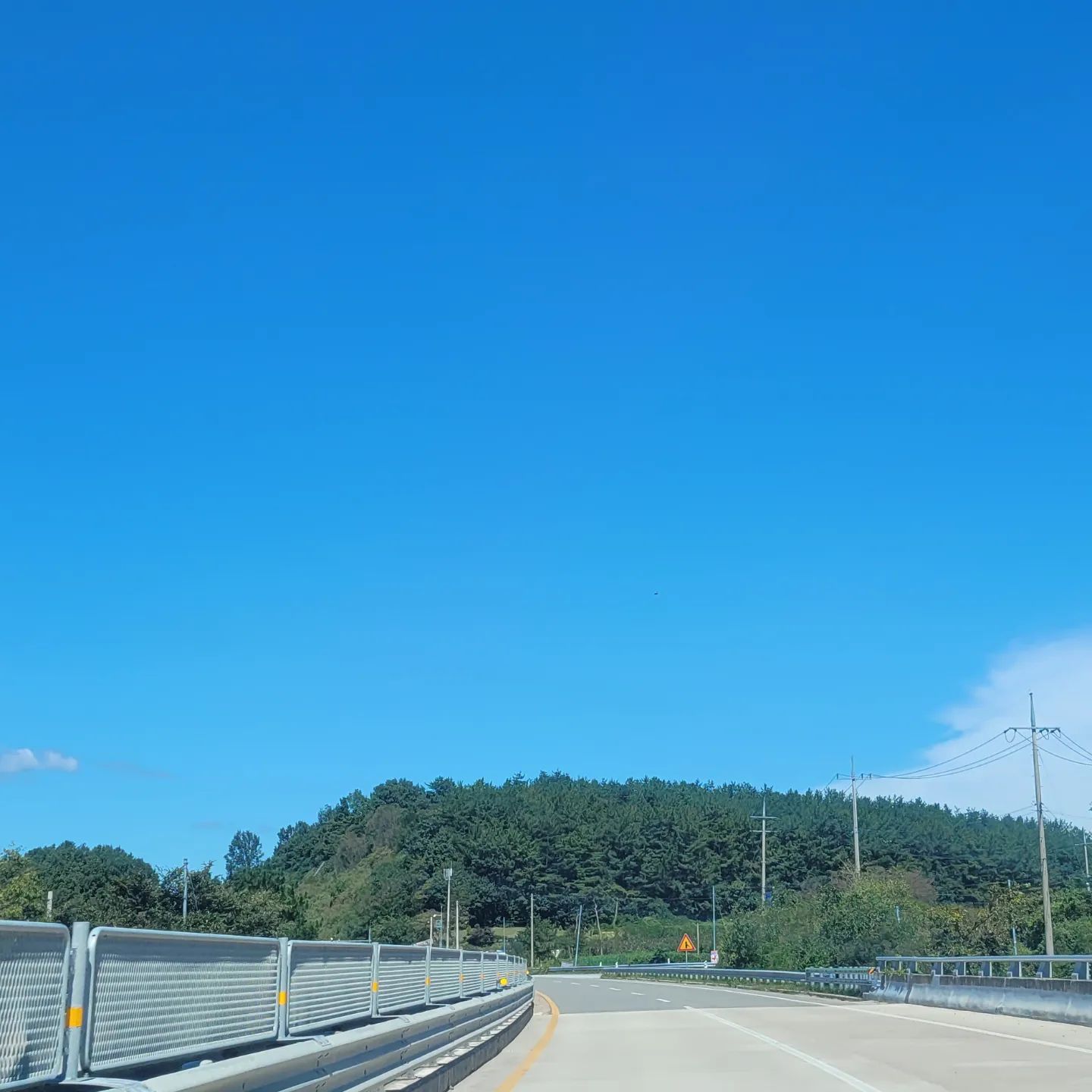 태풍이 스쳐가고 있지만 바람만 많이 분다. 다행이다. 모두 안녕 하시길~
.
#파란하늘 #태풍 #난마돌 #가을 #가을하늘 #바람