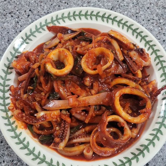 ❣맞팔 / 선팔 = 칼맞팔❣ on Instagram: "❣️꼬들무불오징어 맛있게 매콤한 오징어볶음 계속 먹다보면 신라면보다 조오금 매워용🔥 라면이나 우동사리 넣거나, 밥비벼먹으면 극락의맛..👍