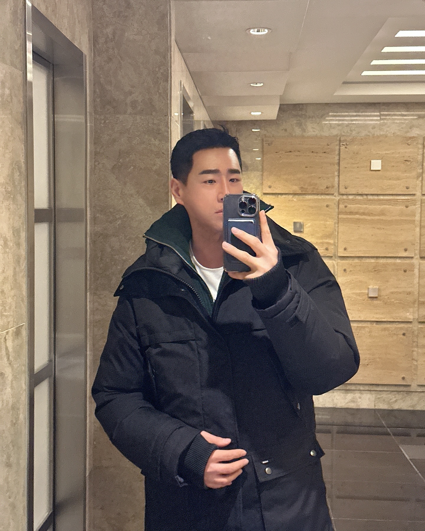 저녁 약속 시간까지 붕떠서 혼자 롯백 구경...
자전거 타다 청바지 찢어지고 무릎 나간날... 
새해 액땜^^