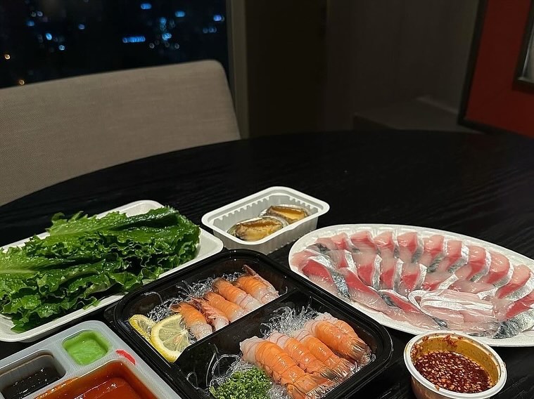 남편이랑 힐링 필요할 때 마다 가는 하얏트
매번 올 때마다 예뻐서 감동 ✨

이번엔 뱃속에 하이 품고 있느라 수영장은 못즐겼지만
그런대로 또 셋이라 즐거웠던 제주에서의 새해 첫날 ☀️

모니카통닭 먹으려고 했는데 닫는 바람에 이때다 싶어 
임신 중 이라 회는 금기 중 인데 여긴 제주니까 싱싱해서 괜찮을거야 라는 마음으로.. ㅋㅋㅋ 당돌하게 주문 ! 

행복해 :3💛🤍
.
.
.
#제주여행 #그랜드하얏트제주 #태교여행 #2024년 #새해 #부부스타그램 #예비엄빠 #jejuisland