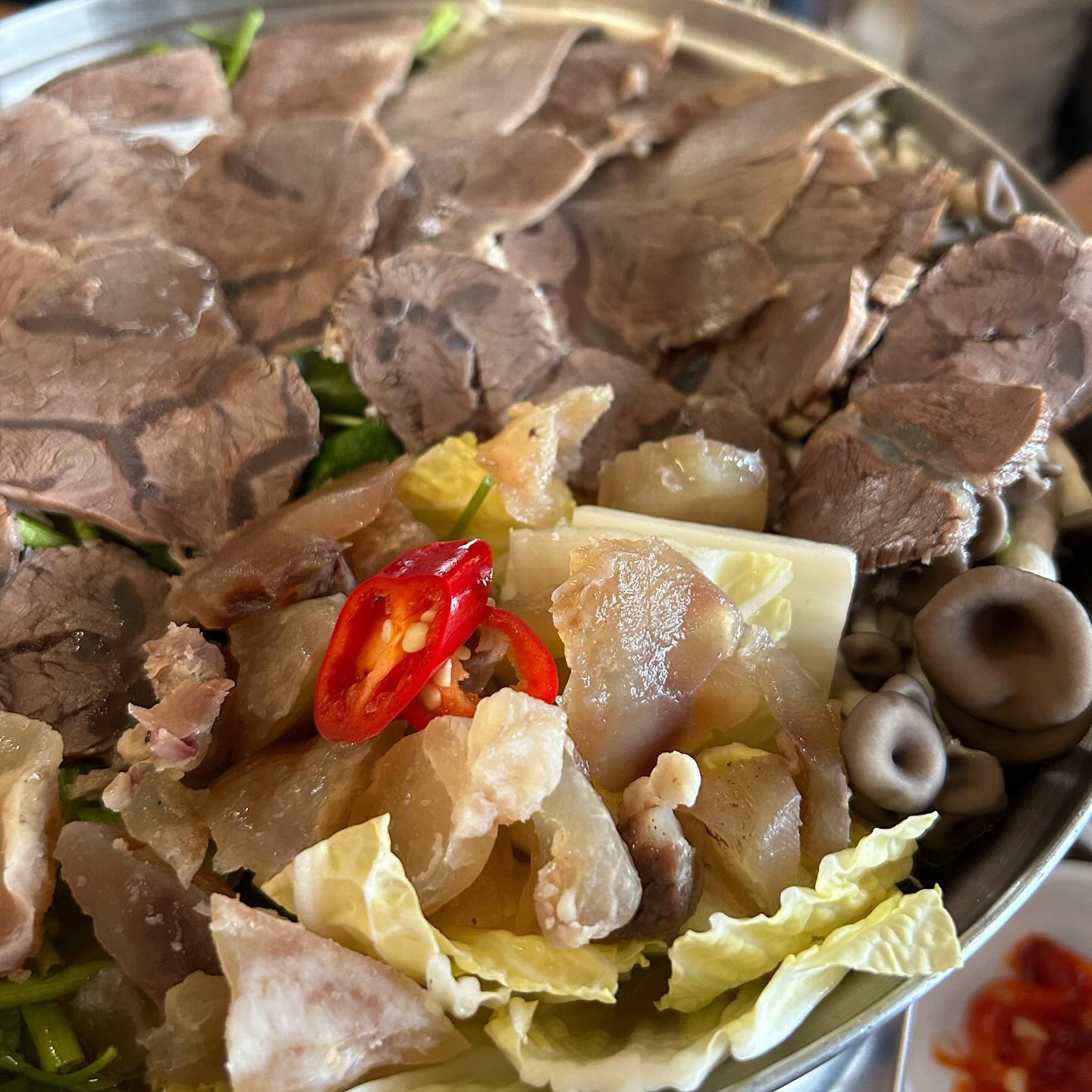 친구네 만나러 오랜만에 용산
용산의 핫플 속에서 찾은 한식 맛집! 

인기 맛집인지 나올 때 보니 대기가 어마어마했다 

마지막 사육 기간 느낌으로 엄청 먹었던 지난 주말 🐷

스지수육도 육회도 다 맛있었다! 맛있는 게 너무 마나서 문제 😅

#용산맛집#용산집집#수육맛집#용산한식#아토네주말#초딩맘소통#아들맘소통#아들육아#아토그램#초등방학#서울나들이 
🐷🚶🏻‍♀️😆