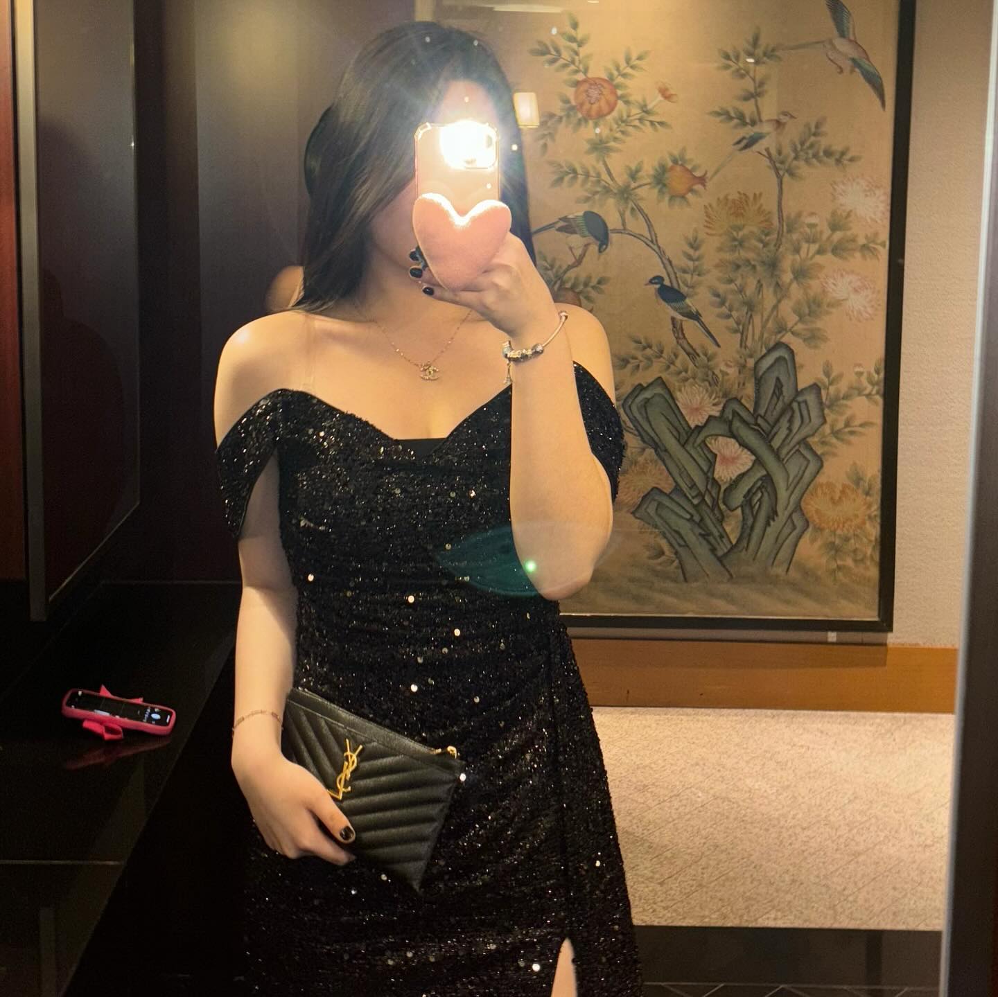 귀여운 케이스에 그렇지 못한 의상 ,, 😶