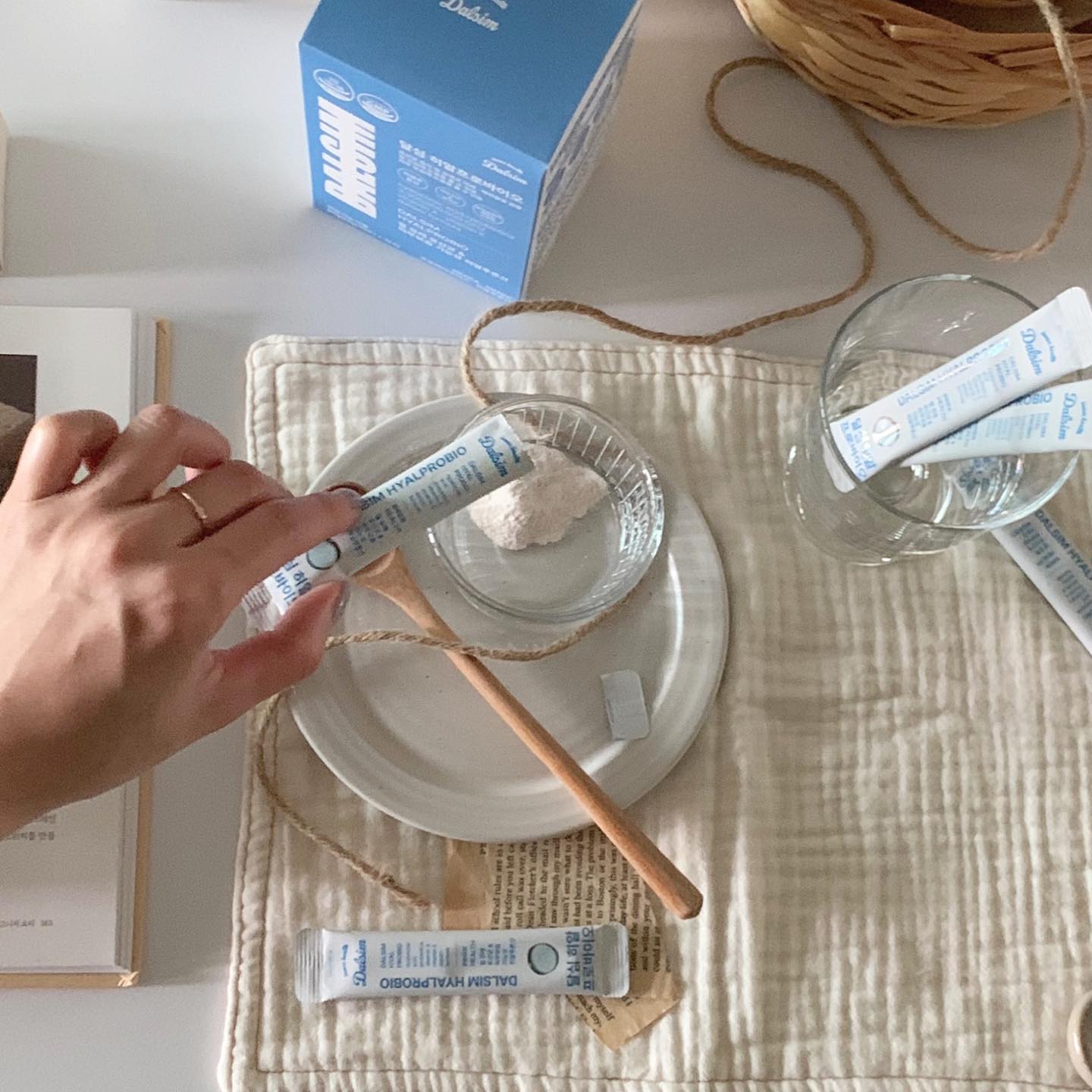 #ad 
히알루론산과 질 유산균의 만남으로, 하루 한포로 와이존 관리와 장 건강 관리 그리고 피부 속 건조 관리까지-한번에 도와주는 달심 히알프로바이오.

피부 관리를 위해 그리고 장 건강 관리를 위해 따로 챙길 필요 없이 하나로 해결되니, 너무나 간편하다. 수분을 꽉 잡아주는 히알루론산 수분케어로 피부 속 부터 보습을 챙겨주고, 질 유래 유산균을 포함하여 한포에 유산균수 총 33억마리를 보장한다고 하니, 꾸준히 챙겨먹어 보기로.🤍
.
dalsim_official 
#달심 #질유래유산균 #여성유산균 #히알루론산 #이너뷰티 #유산균 #유산균추천 #이너뷰티추천