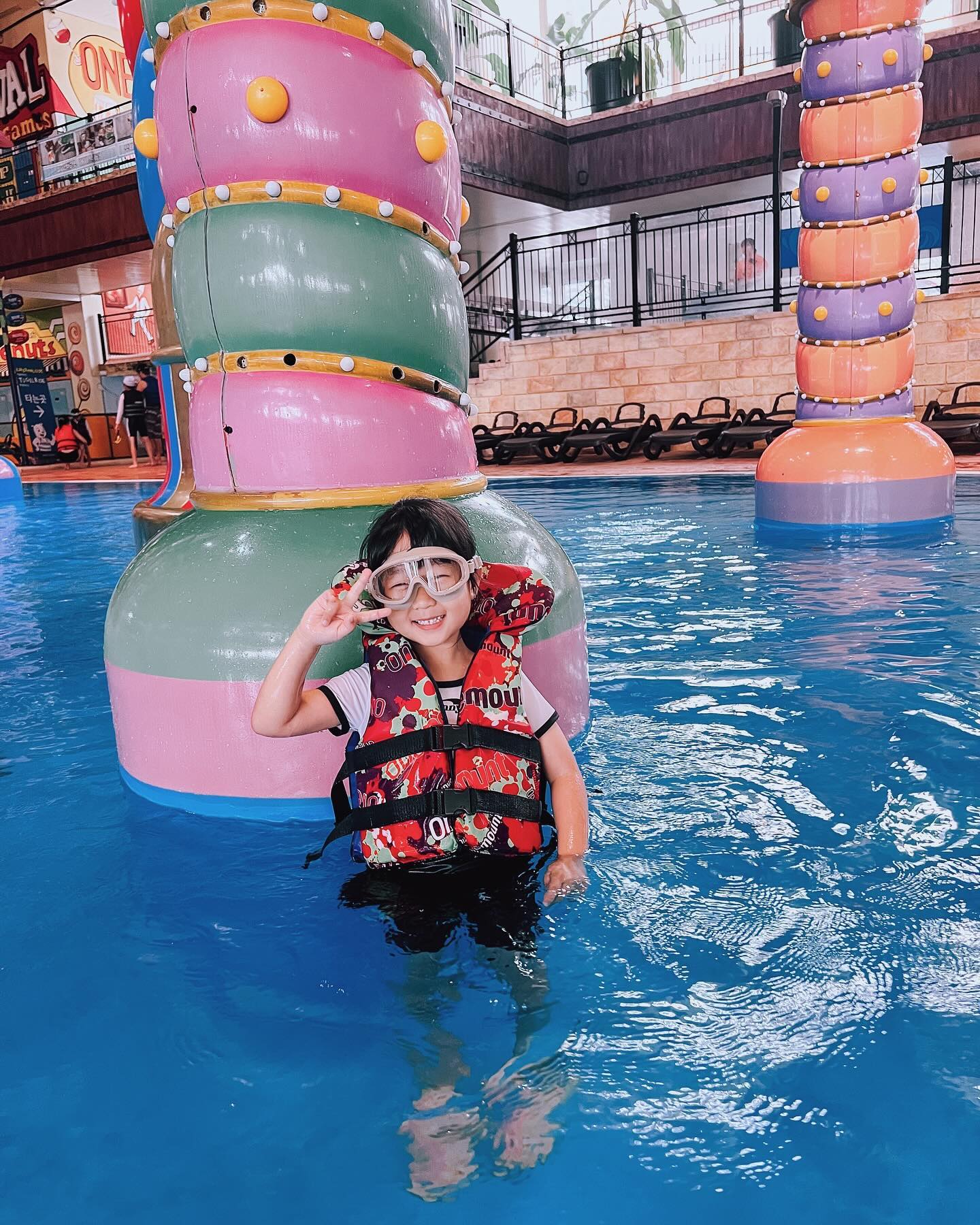 #협찬 

하..박또이 징챠 왜 이렇게 귀엽디 🥹🥹
새로 장만한 코코릭물안경쓰고ㅠ
안전하게 물놀이 하더 왔다쥬 ෆ 

저희집에 내돈내산으로 
코코릭 물안경 민트 컬러도 있었는데 
어디서 잃어 버렸는지 안보여서 속상했는데 
이번에 NEW 컬러 모카를 받아서 늠나 행복 ෆ 

애기들 아무거나 쓸수 없잖아요
렌즈부터 물안경 본체까지 전부 KC 인증 받은 제품에다가
자외선 차단율 99% 
밀착력이 높아 물이 새지 않고
와이드렌즈로 시야 확보가 용이해서 좋아요 .
45년된 한국 오지케이가 만든 안전한 수영용품 코코릭 와이드 물안경 ෆ 

이제 소이도 한 물개 등극해서 
아무래도 둘이 따로 써야 할거 같은 🤣🤣

컬러도 다양해서 
컬러 고민한나절 하는 중이에여 

cocolic.official 

#협찬 #물놀이 #키즈풀 #키즈수영 #어린이수영 #키즈물안경 #스윔고글