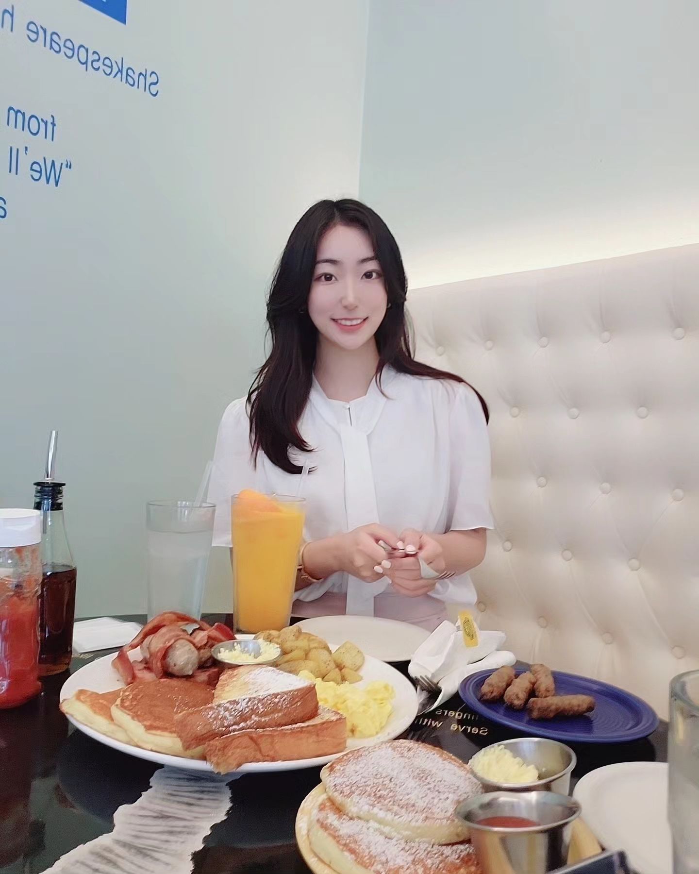 오랜만에 🧈 버터핑거팬케이크🍴💛
브런치 좋아😆
.
.
🥞 팬케이크+메이플시럽= 꿀맛😋
분위기도 좋고 다 맛있었댜!
.
.
잘먹었습니다!🫶
.
.
.
#팬케이크#버터핑거팬케이크#주말#일상#브런치카페#청담버터핑거팬케이크#분위기좋은#일상사진#사진#일상스타그램#오오티디#소통#카페#좋아요#힐링#소확행#행복#러블리#브런치맛집#팬케이크맛집#청담카페#청담카페추천#나들이#주말나들이#놀자#여유#메이플#맛있는음식#드라이브#주말드라이브