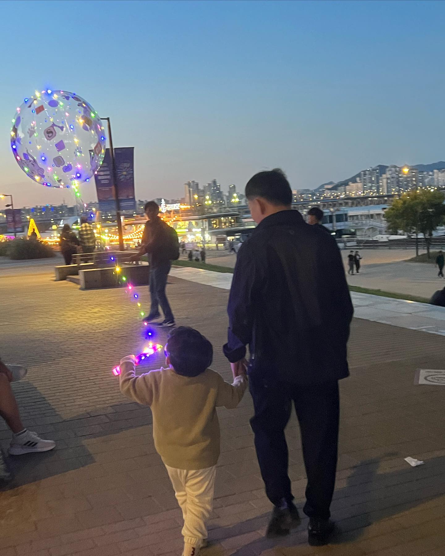 ෆ 

제하의 첫 한강먹방 🤣
한강에서 처음으로 라면도 먹어보고
또 가자고 또 가자고
이틀 연속 한강가서 먹방 찍고 오신 분
길고 긴 연휴 알차게 보내시고 계신 분

#한강산책
#한강라면
#한강에먹으러온애