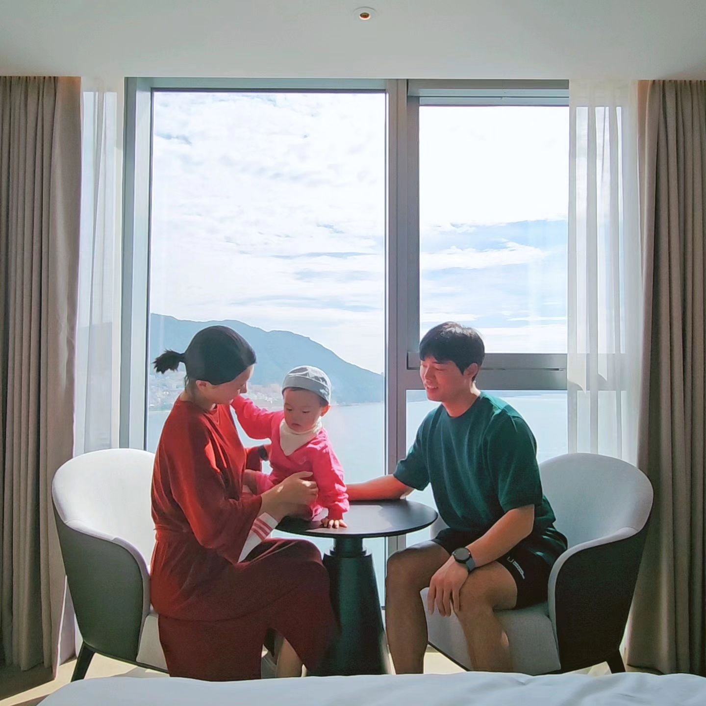 #협찬

부산 서구 최초 5성급 호텔
윈덤 그랜드 부산이 오픈했어요!!

전객실과 수영장 등이 모두 오션뷰라
아름다운 송도 바다를 볼 수 있어
정말 매력적이었던 윈덤 그랜드 호텔

뚜기와 첫 호캉스를 즐긴 곳인데,
너무 만족스러워서 또 가려구요!!

아기때문에 요청한 침대가드설치도
빠르고 꼼꼼하게 해주시고,
새로 오픈한 만큼 룸컨디션 최고였던👍

게다가 어메니티가 명품 니치 향수 브랜드인
바이레도라서 바디로션 2번씩 바름..👉👈

10월 중엔 그랜드 오픈을 한다니
정말 기대되는 윈덤 그랜드 부산

수영장과 뷔페 정말 최고♥️
사진 많으니 따로 피드 올릴게요 헤헤

🏷윈덤 그랜드 부산
wyndhamgrandbusan

#윈덤그랜드부산 #윈덤그랜드 #wyndhamgrandbusan
#부산송도호텔 #부산5성급호텔
#부산아기랑 #부산호캉스 #부산아기랑호캉스 #부산호텔추천
