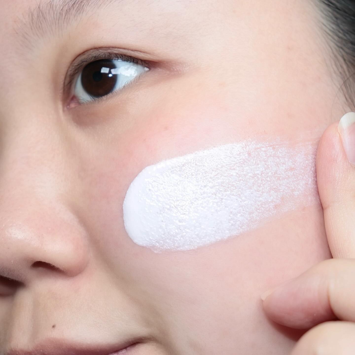 #광고 dalba_piedmont 

달바에서 휴대가 간편한 1ml 스틱형 선크림 출시했어요✨여행갈때마다 요런 제품 있으명 좋겠다 생각했는데 완전 신세계에요ㅎㅎ달바 BEST&NEW 선크림 5종이 스틱형으로 출시됬는데 카카오 선물하기에서만 만날수 있는 카카오 선물하기 단독 기획 선 트래블 키트 1ml*15포 + 선 파우치 🧡

에센스, 핑크 톤업, 퍼플 톤업, 슈퍼 모이스처, 마일드 워터풀 선크림 5종이에요🙆🏻‍♀️피부 타입별로 골라 쓰는 재미도 있답니당ㅎㅎ가격대도 너무 저렴해서 1만원대 선물로 제격!12,900원으로 단독 특가 놓치지 마세용😆

#달바선크림 #여행선크림 #스포츠선크림 #골프선크림 #테니스선크림 #카카오선물하기 #선물추천 #선크림추천 #달바선물하기 #달바선물추천 #달바선케어 #여행필수템 #여행추천템 #달바선파우치세트 #달바선트래블키트 #달바카카오선물하기 #달바스틱선크림