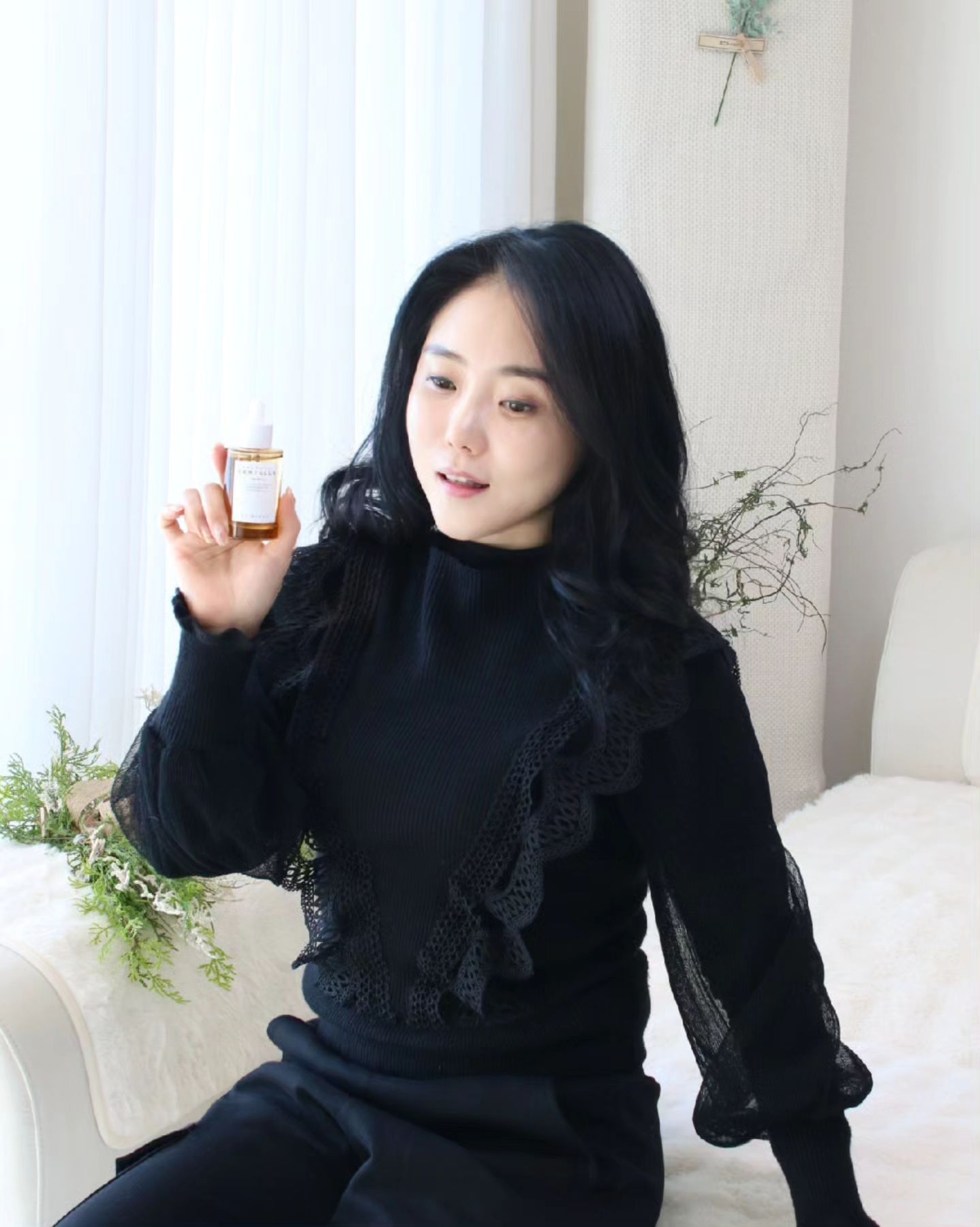 #광고
겨울만 되면 홍조에 건조에 트러블에 예민해지기까지 하는 총체적 난국 내 피부에 구세주가 나타났어요 ( •͈ᴗ•͈)◞
올리브영에서 판매하는 #스킨1004센텔라앰플 ! 누적 판매 300만이라니 너무 대단하지 않아요?

바르는 순간 자극은 놉!! 빠른 흡수로 끈적임 없이 피부 깊은 곳까지 스며들어 수분감을 채워 간만의 속까지 촉촉한 피부를 경험!! 2~3번 레이어링해서 발랐더니 깊은 진정감도 느껴지더라구요. 
또, 고품질 병풀추출물만 100% 담은 #진정앰플 로 예민한 피부를 빠르게 진정, 피부 장벽을 케어해 피부 본연의 힘을 길러주고요💪건강한 피부의 ph와 유사한 약산성 앰플이라 피부 밸런스에 맞춰 피부 보호막을 건강하게 케어해줄 수 있구요 ᕷ˖° 피지 개선 효과가 있어 여드름 피부에도 좋답니다 ~ 거기에 피부 자극 테스트 완료, EWG그린등급이라 안심! 안심! 

자극이 없고 진정이 빠른 편이라 꾸준히 발랐더니 주변에서 피부 좋아졌다구 ㅋㅋ 확실히 촉촉하고 홍조도 사라진 게 환절기 건조하고 예민하던 걱정이 사라졌다지요?  #스킨1004앰플 로 바꾸길 느무 잘했으🫶🏻

#겨울철피부관리 고민이신분들!!
스킨1004 진정 앰플로 꼭 써보시길 추천드려요 :) 

지금 올리브영에서 할인가로 만나볼 수 있으니 모두 ㄱㄱ

#스킨1004 #앰플 #앰플추천 #진정앰플추천 #트러블진정 #진정 #진정화장품 #올리브영 #올리브영앰플 #올리브영앰플추천 #병풀추출물 #피부장벽케어 #민감피부케어 #트러블케어 #환절기피부관리
