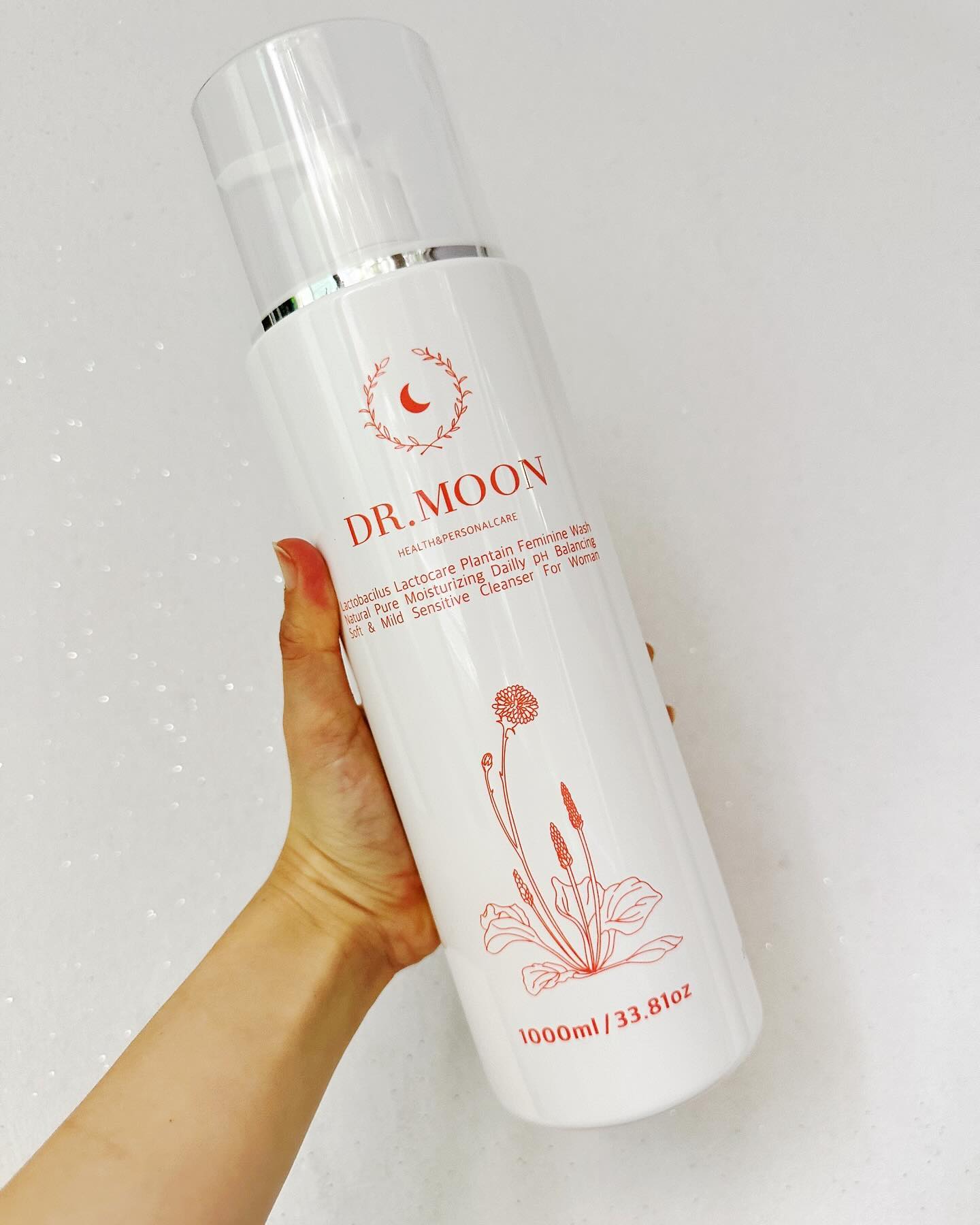 #협찬 drmoonkorea 
닥터문 - 유산균 락토케어 질경초 여성 청결제 1000ml (젤타입)

여자에게 좋다는 질경초가 들어있는 유산균락토케어 질경초여성청결제.🙋🏻‍♀️
질경초를 비롯한 자연유래성분들로 이루어진 여성청결제로 불결함은 물론 악취도제거하고 약산성으로 유지해줘요!
부드러운 젤타입으로 한손으로 거품을 내도 부드랍게 세척 가능했어요.
대용량이라 샵에두고 사용해도 좋고, 
여름철 자주 샤워하기도 하고, 온가족 사용하기 넉넉해서 너무 좋아요.😃

✔️질경이추출물, 락토바실러스 / 약모밀잎추출발효여과물 (1940ppm) 성분 함량
✔️pH 5.5 약산성 밸런스로 건강하게 Y존 관리
✔️50가지 자연유래 추출물은 덤! 피부 진정, 보습 등 안심케어도 가능.

#Y존케어 #질경초여성청결제 #유산균락토케어 #대용량여성청결제 #약산성여성청결제 #대용량여성청결제 #Y존청결제 #이너케어 #여성청결제 #젤타입
